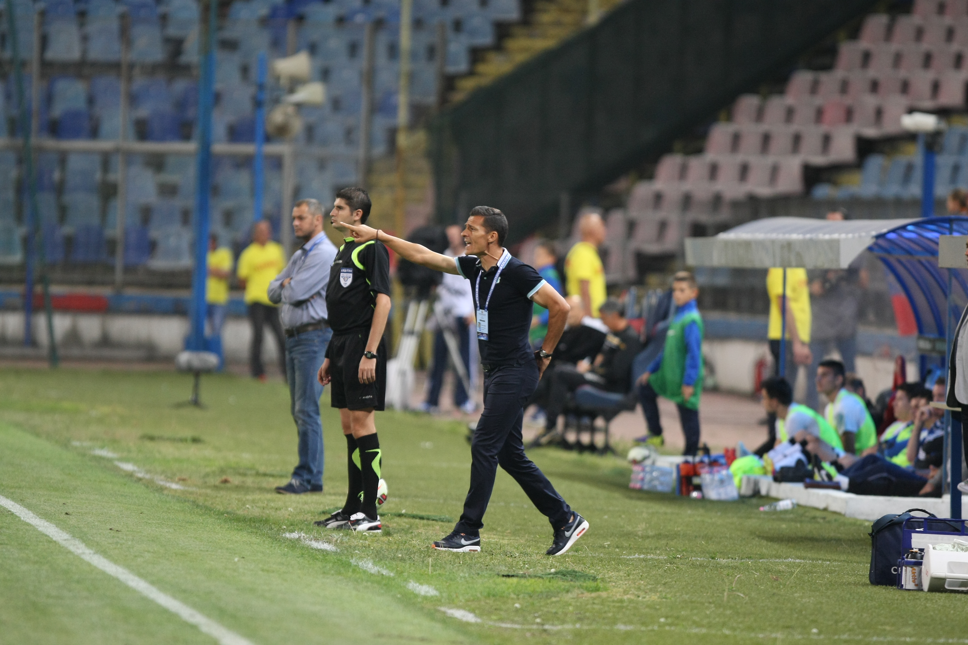 VIDEO & GALERIE FOTO/ Liga I: Steaua - Gaz Metan 3-1. ^ "Dublă" Keşeru. Sânmărtean a înscris  direct din corner. Steaua a urcat pe primul loc