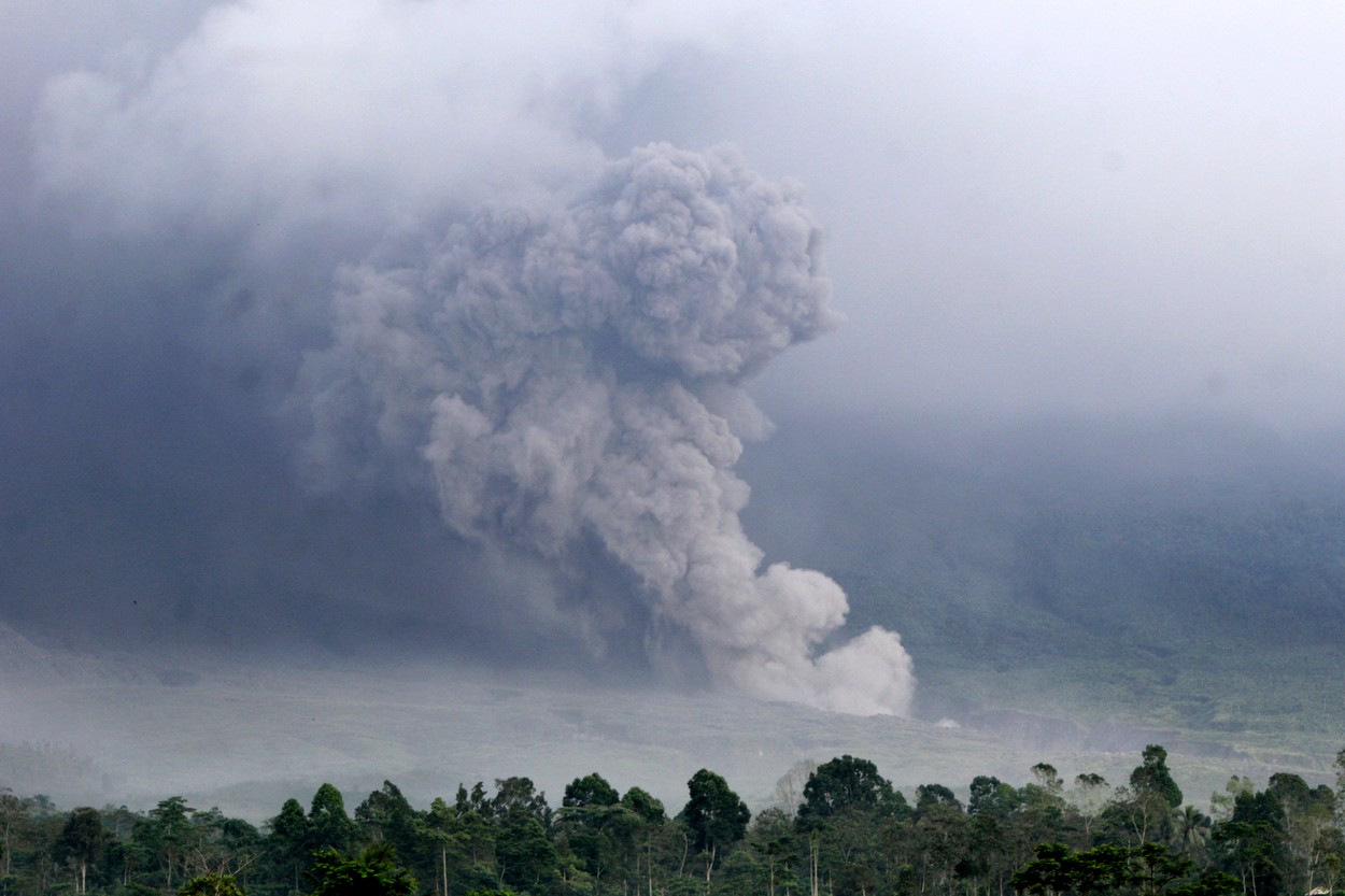 Vulcanul Semeru din Indonezia a erupt. Sute de localnici, evacuați din calea norilor imenși de fum și cenușă