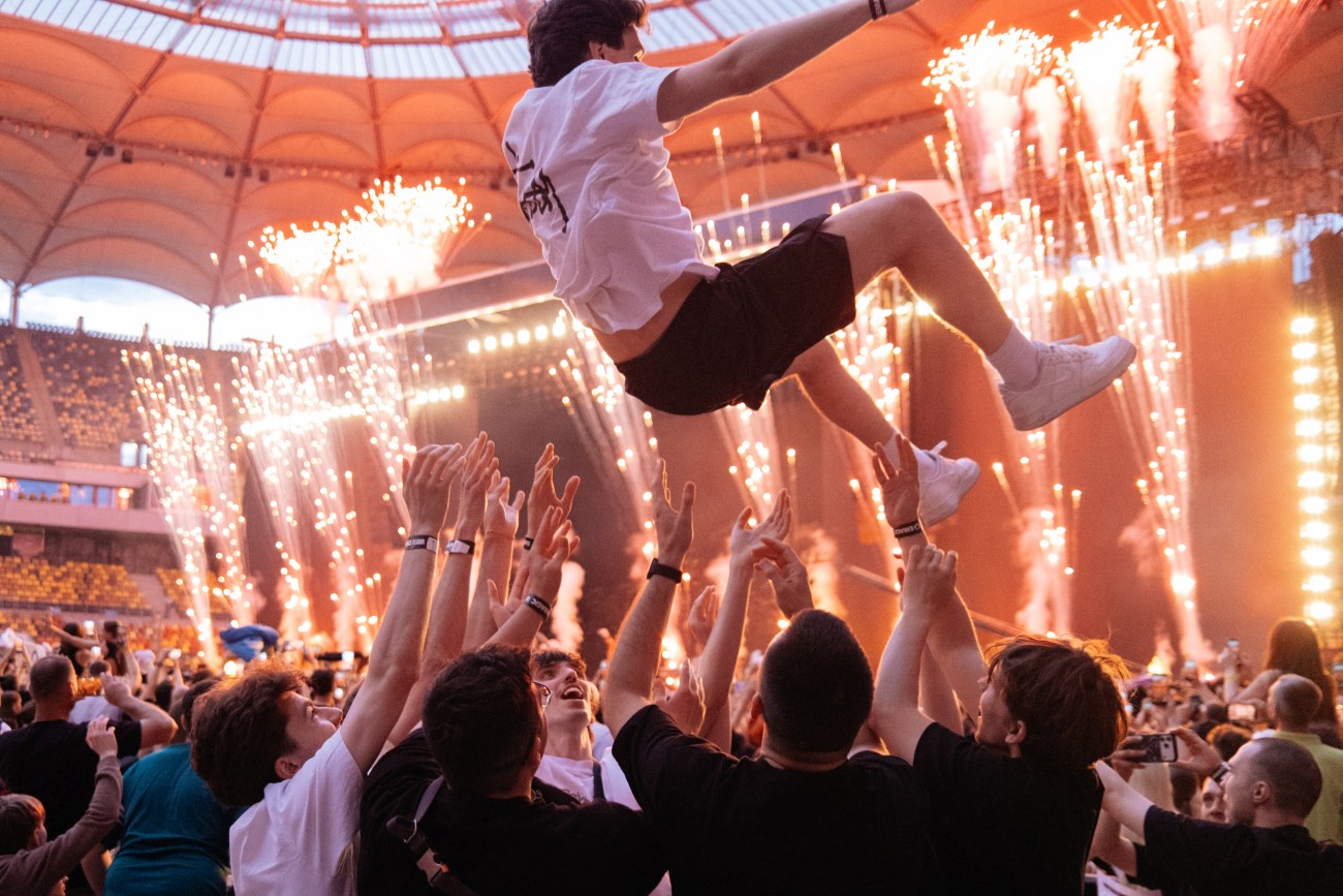 Imagini false cu „dezastrul” de după concertul lui Max Korzh pe Arena Națională din București, distribuite pe rețelele de socializare