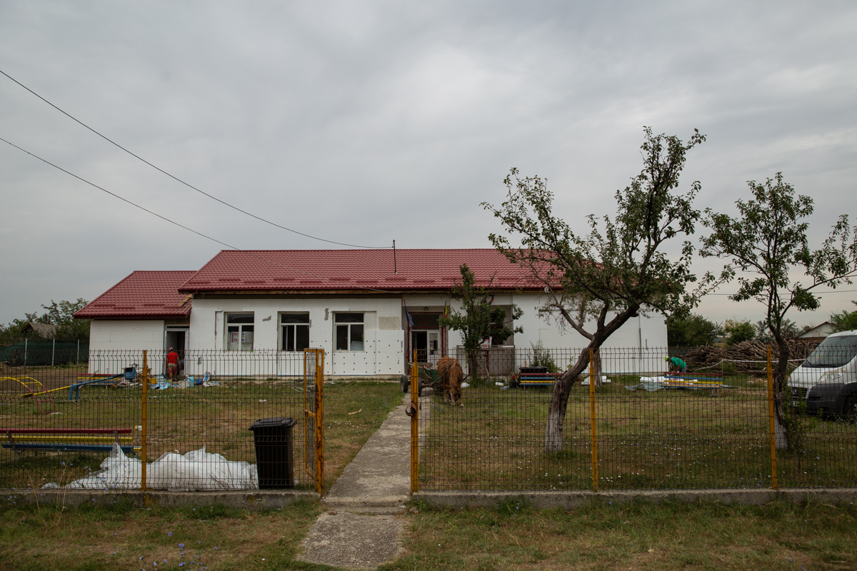 REPORTAJ. Pentru mii de copii de la sate, noul an şcolar va însemna măşti chinezeşti, întoarcerea la toaletele turceşti şi la minciunile româneşti!