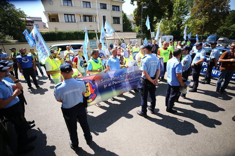 Sindicaliștii din Poliție și penitenciare, protest la Guvern și la sediile PSD și PNL. „Salariul este neatractiv, egal cu al unui muncitor necalificat”