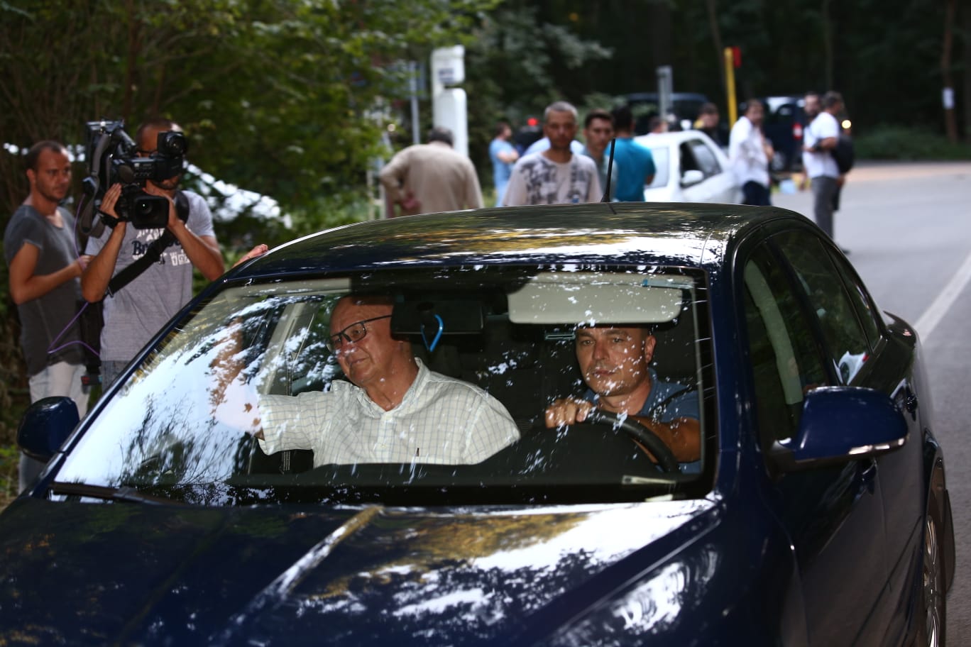 FOTO. Scandal la nunta fiului lui Liviu Dragnea, de la Palatul Snagov; Protestatarii blochează mașinile invitaților și strigă lozinci anti-PSD