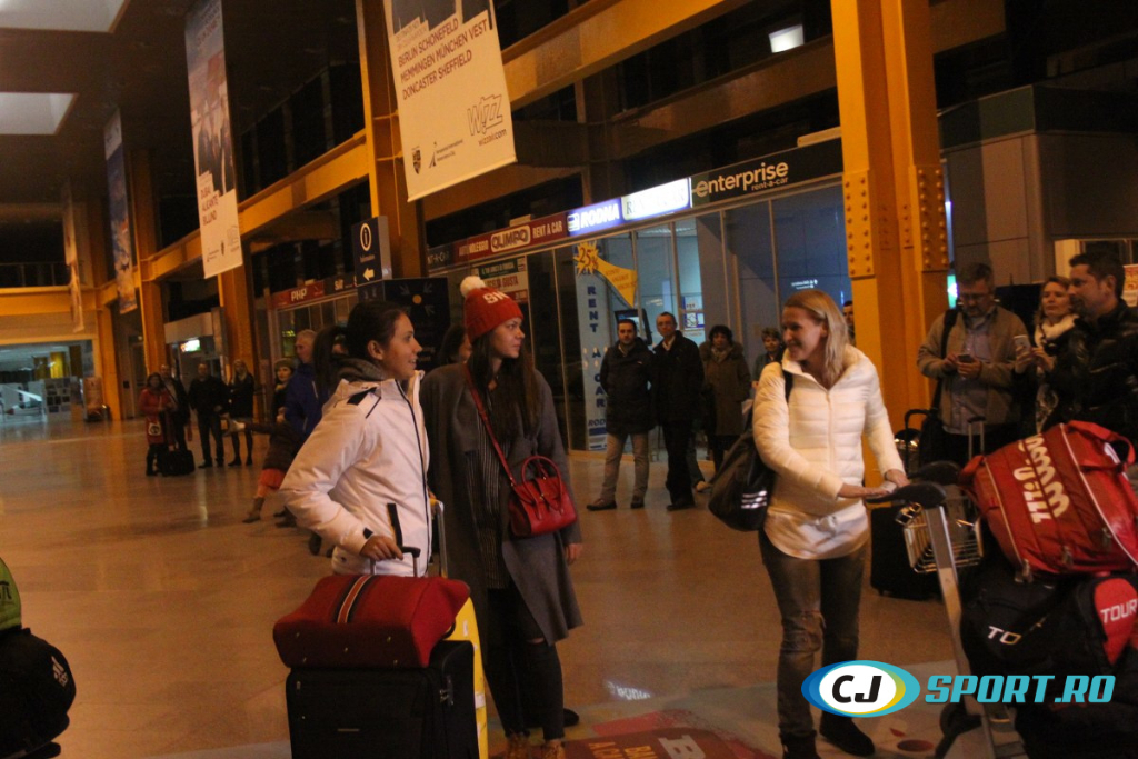 Jucătoarele din echipa de Fed Cup au sosit la Cluj-Napoca. Sala e gata, Halep face poze!!