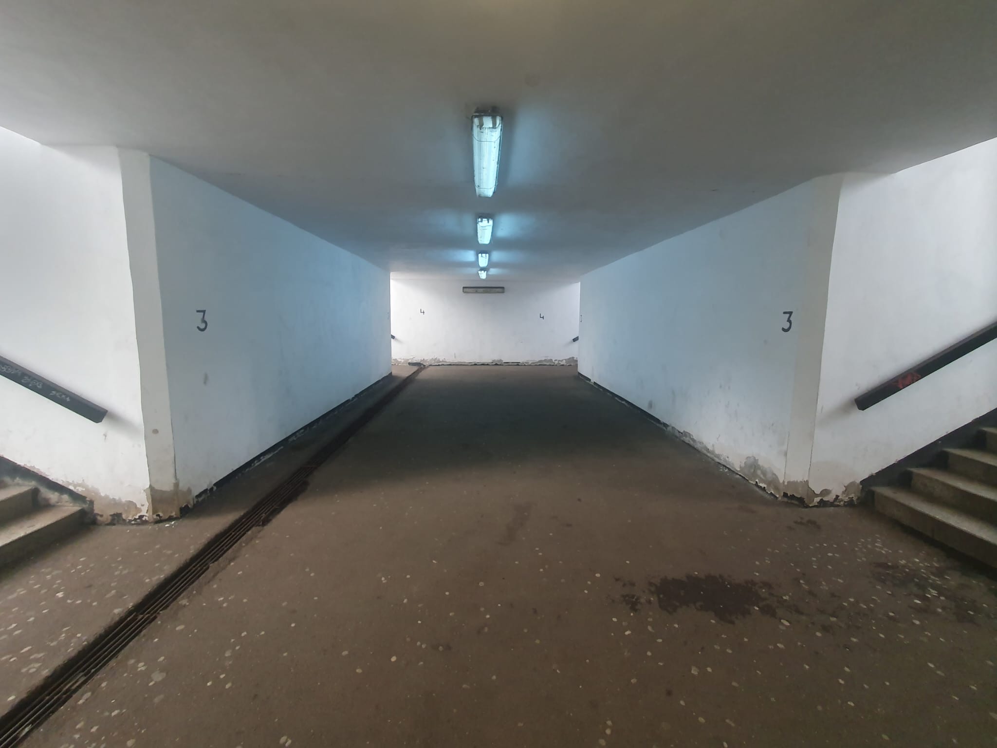 Gara de Vest din Ploiești a ajuns un decor de film horror: gropi, fisuri, mizerie, apă lipsă. Lucrări pentru modernizare de 4 milioane euro, neîncepute