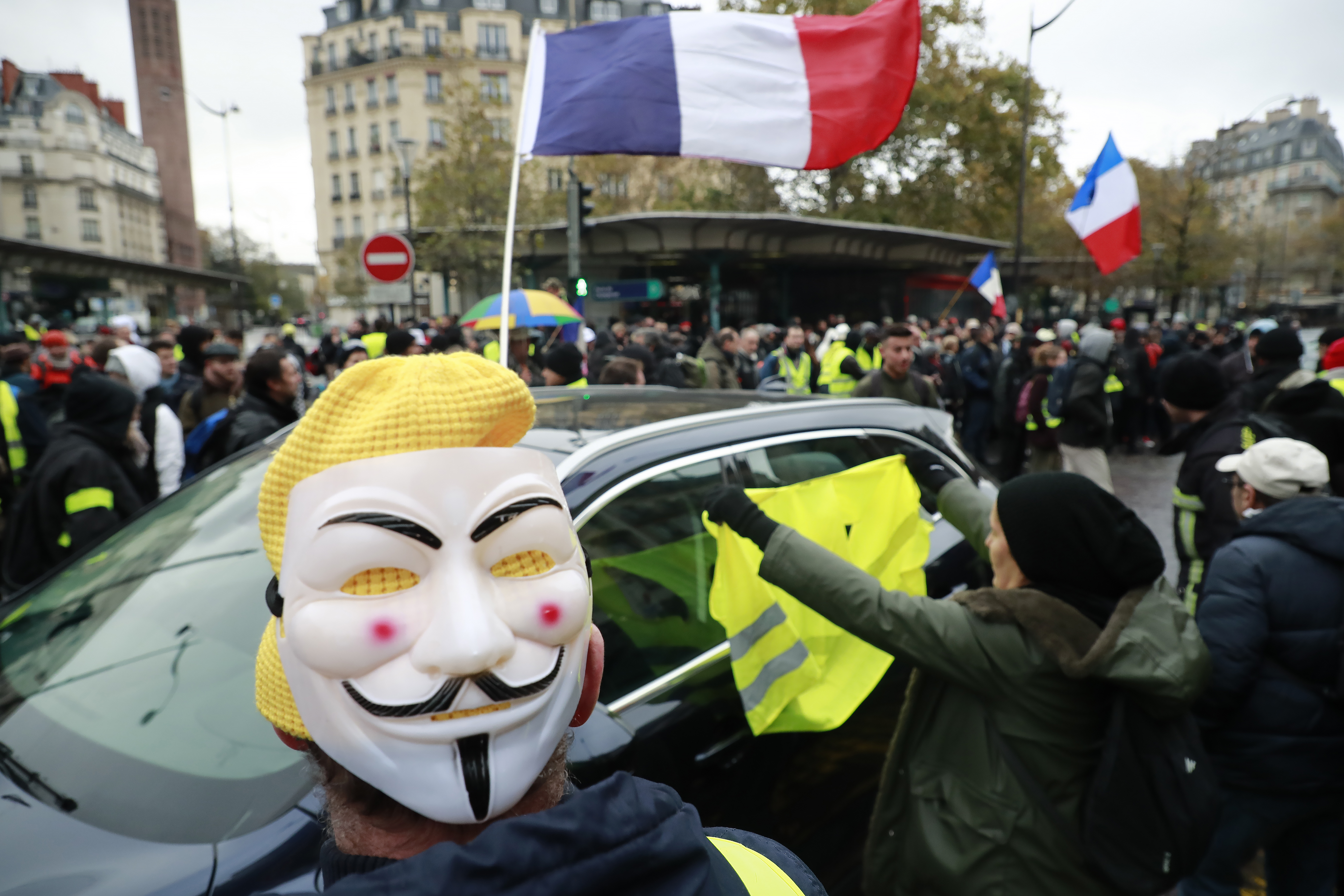 UPDATE | Noi violențe la Paris, la aniversarea unui an de la protestele „Vestelor Galbene”. Polițiștii au folosit gaze lacrimogene și au reținut peste 100 de persoane