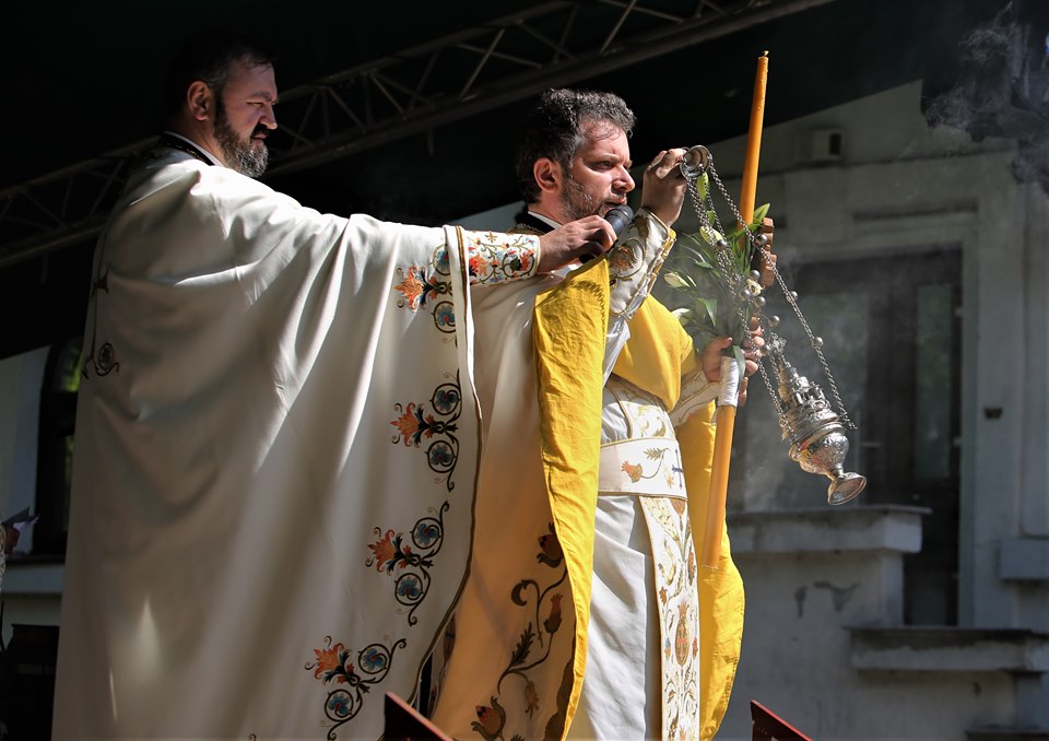 Sute de oameni participă la slujba de Izvorul Tămăduirii de la Biserica Mavrogheni. Ce nu ai voie să faci azi pentru a nu fi lovit de blestem | FOTO