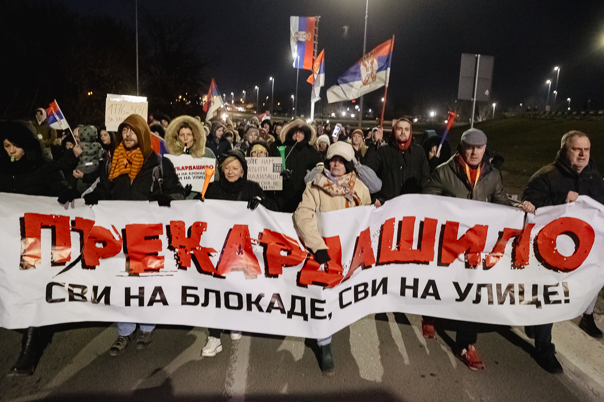 Blocadă pe un mare pod peste Dunăre din Belgrad. De aproape 4 luni, sârbii strigă „Corupția ucide!” | Video/Fotogalerie