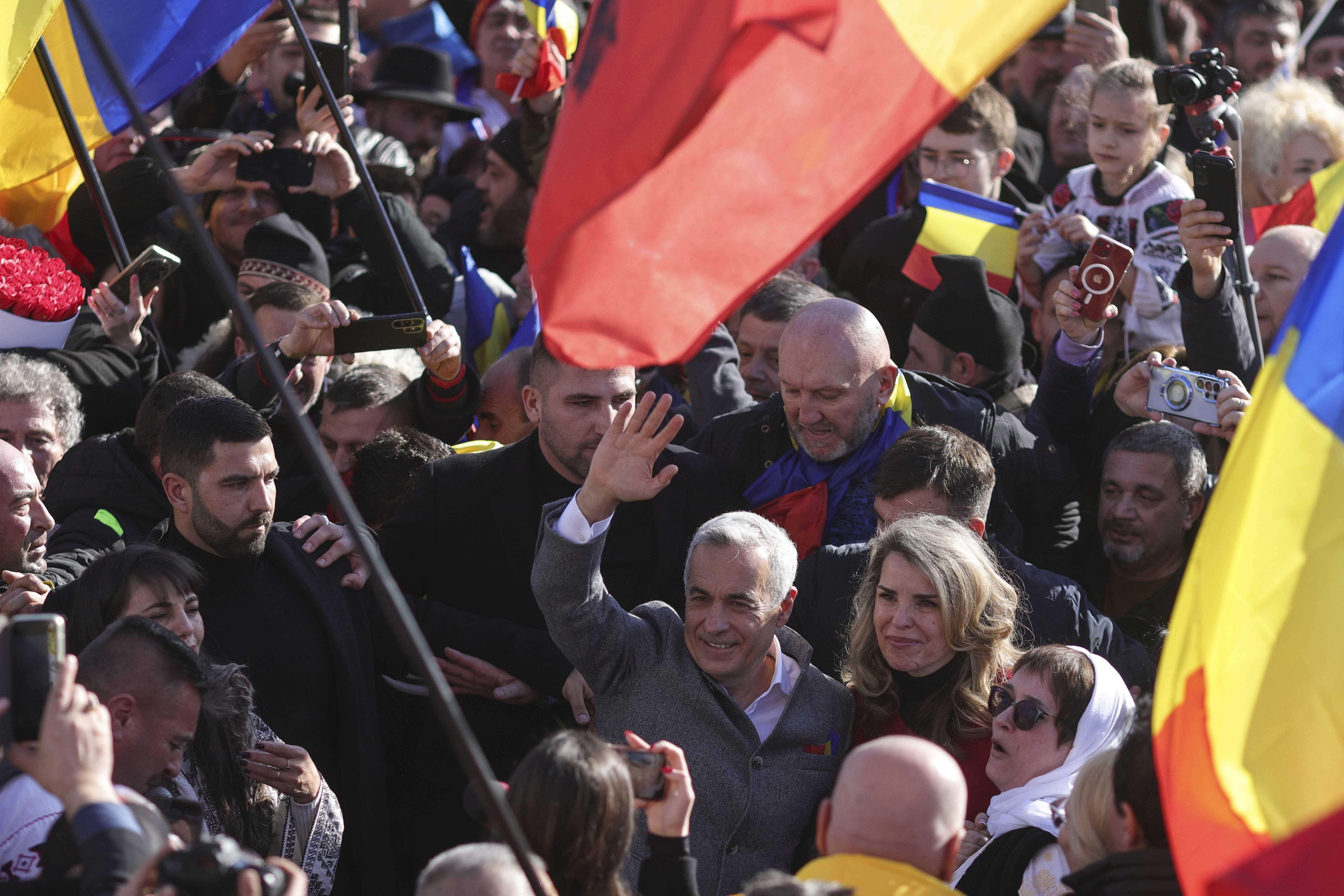Călin Georgescu a fost înconjurat de mii de oameni la „Marea Horă a Unirii Neamului”: „Suntem legați pentru totdeauna ca frați și surori”