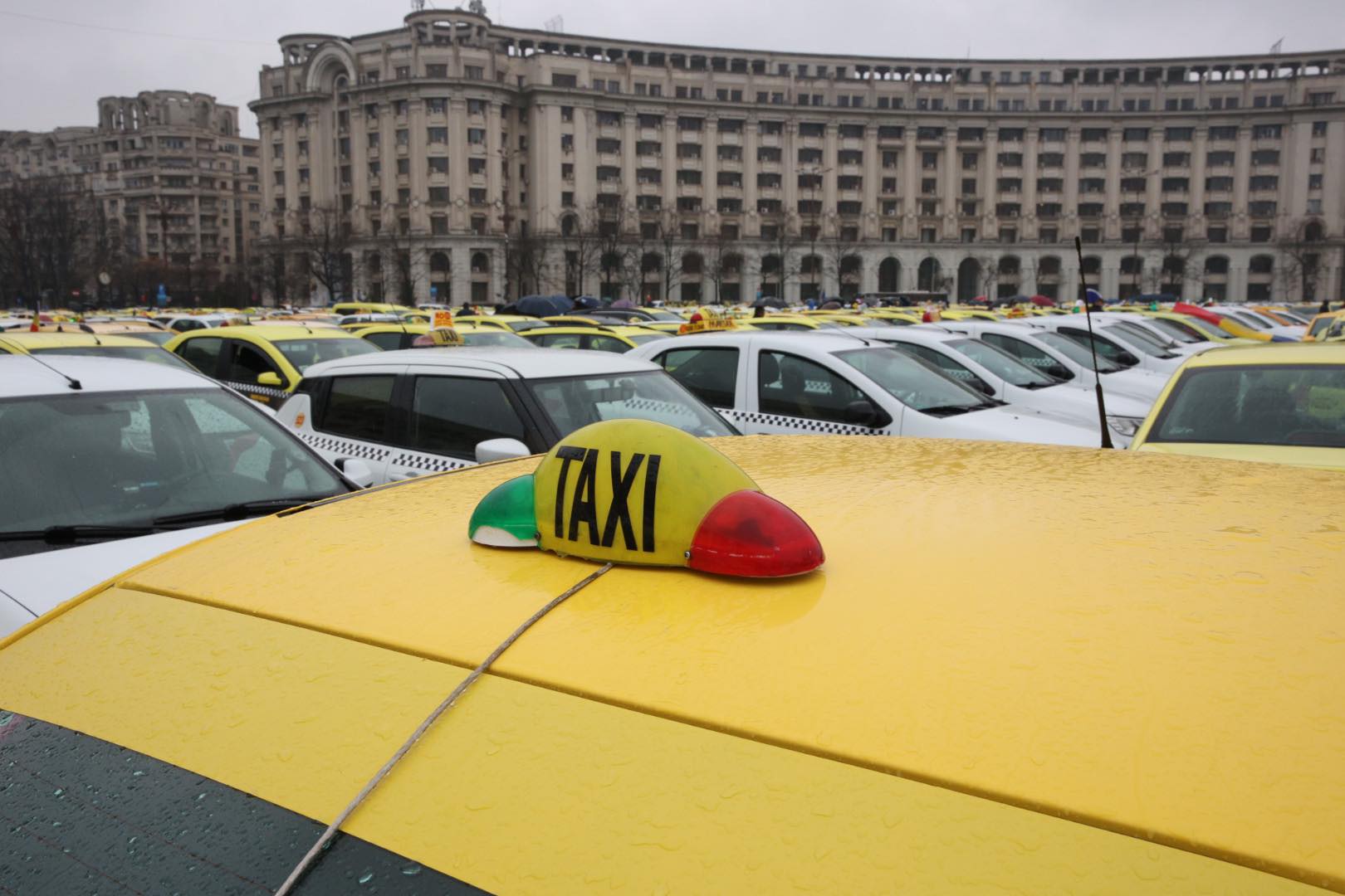 Taximetriștii continuă protestele în Piața Constituției din București. Cer în continuare fiscalizarea Uber și Bolt
