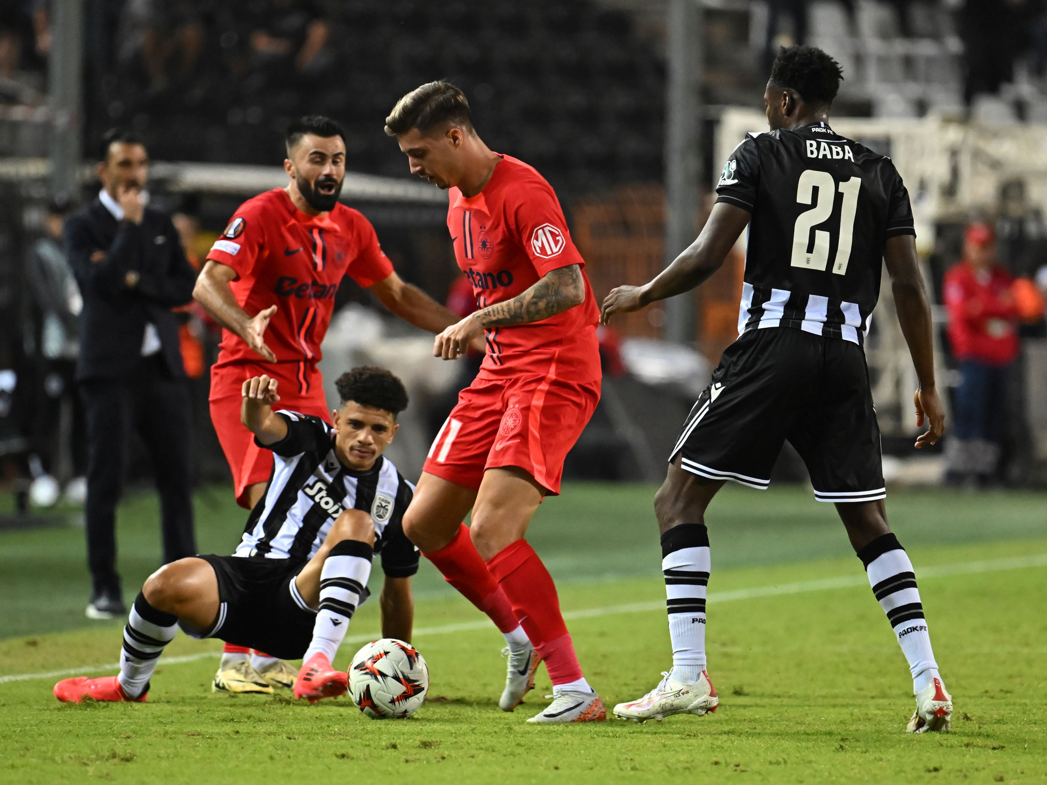 FCSB a câștigat la PAOK Salonic cu 1-0 după un final dramatic, în care echipa lui Răzvan Lucescu a lovit bara