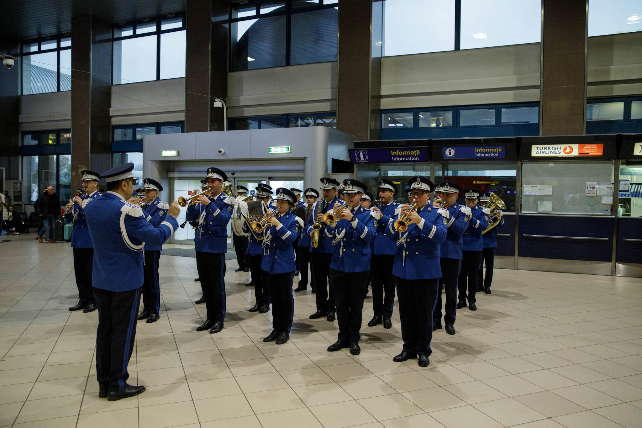 Flashmob pe Aeroportul Otopeni, de 1 Decembrie: defilări ale Jandarmeriei Române pe melodii folclorice interpretate de fanfară. VIDEO