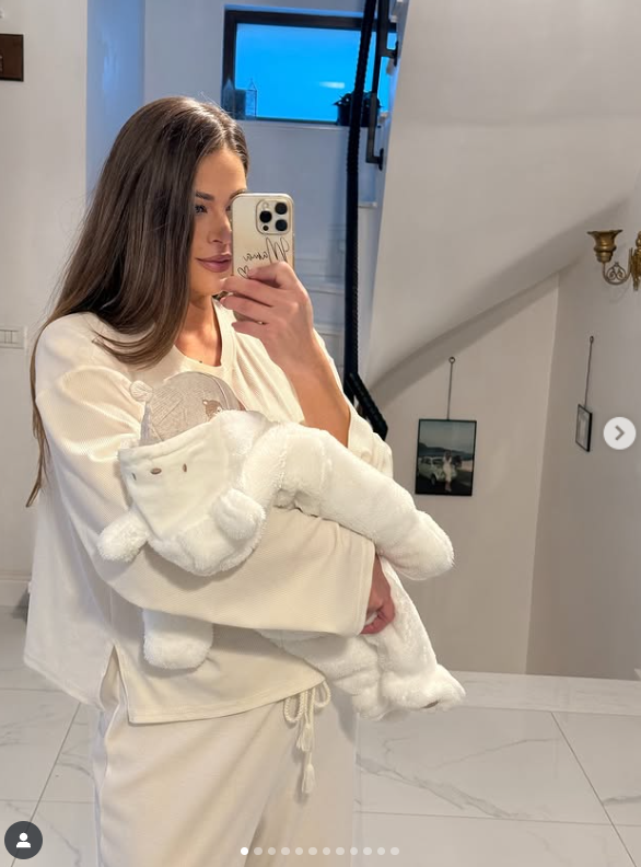 Imagine emoționantă cu gemenii Roxanei Nemeș. Fetița și băiețelul au împlinit 2 luni, iar mama lor le-a pregătit un tort special