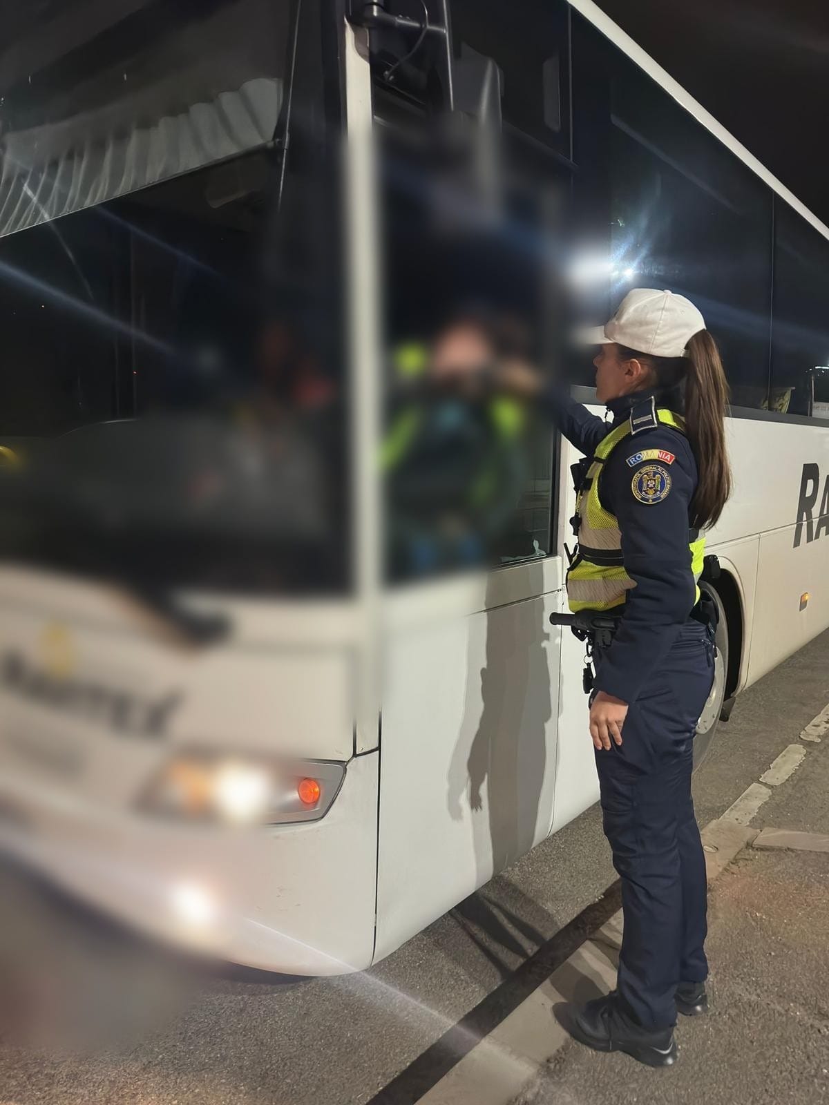 Sute de șoferi români de TIR, prinși cu „magnetul” și „telecomanda” la tahograf, într-o săptămână