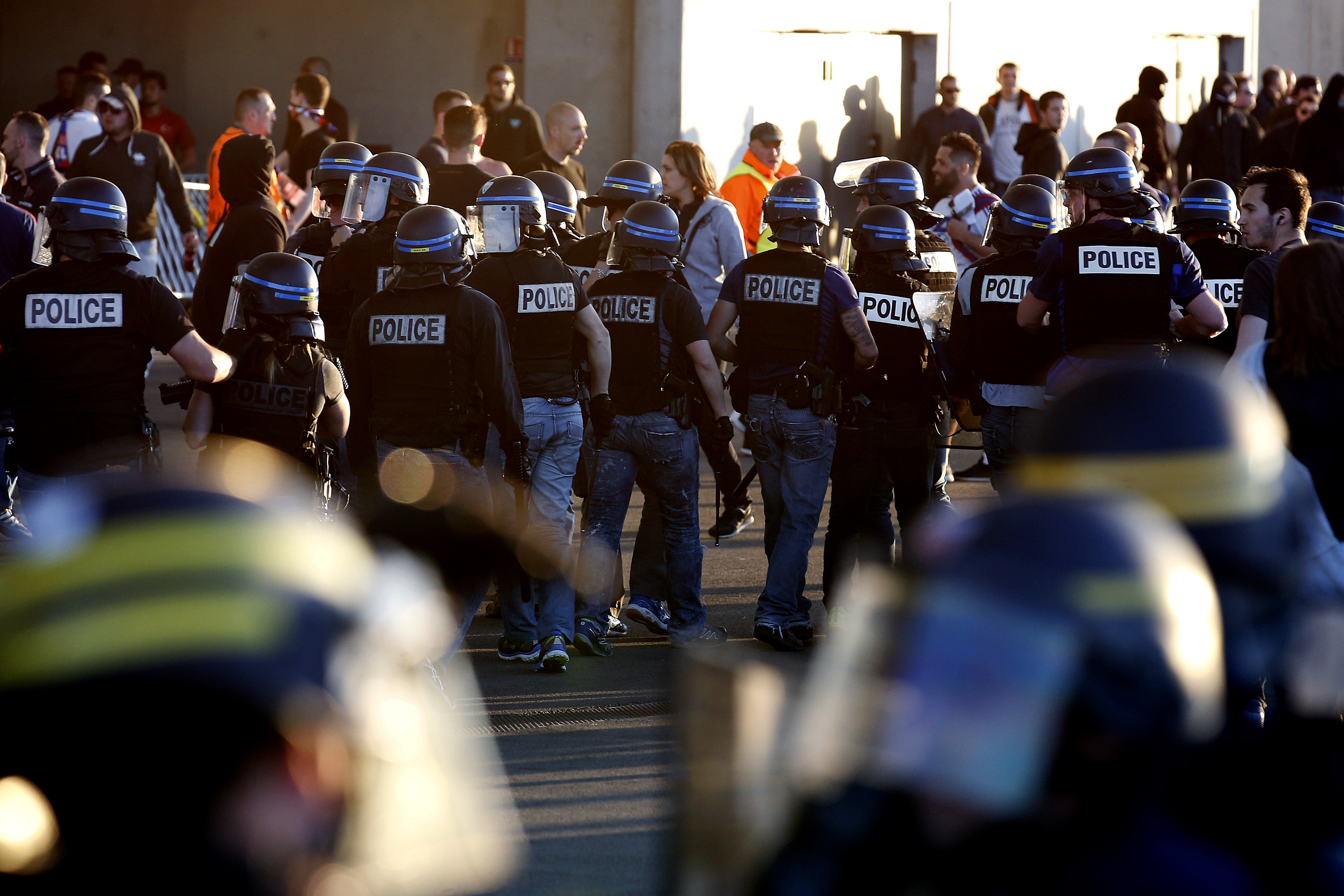 Scene apocaliptice la Lyon, înaintea meciului cu Beșiktaș din Liga Europa. Fanii turci au atacat suporterii gazdelor. Francezii s-au refugiat pe teren. Partida, întârziată 55 de minute / FOTO&VIDEO