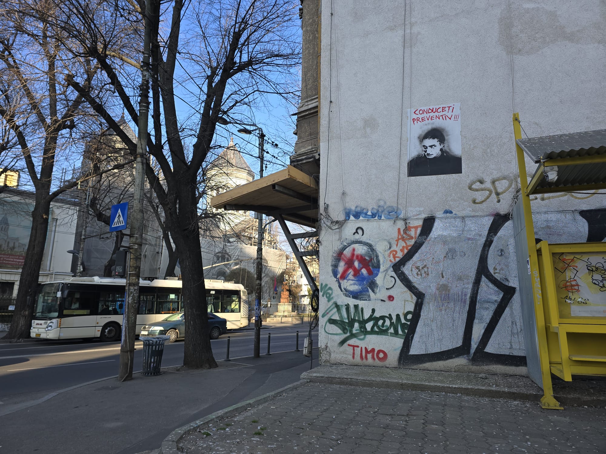Graffiti în București cu Vlad Pascu, autorul cumplitului accident de la 2 Mai: „Conduceți preventiv!”