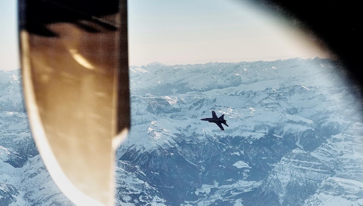 Nicușor Dan a ajuns în România cu avionul Spartan după ce a fost blocat la Paris. A fost escortat de două avioane F-18 în Elveția
