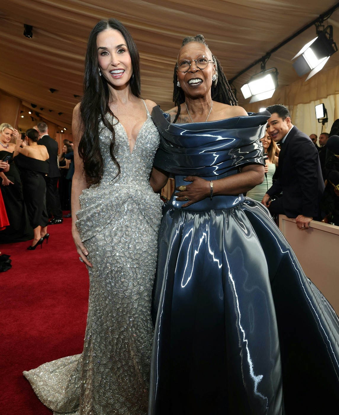 Rochia „apă lichidă” purtată de Whoopi Goldberg la Premiile Oscar 2025. Actrița în vârstă de 69 de ani și-a arătat și tatuajul de pe umăr