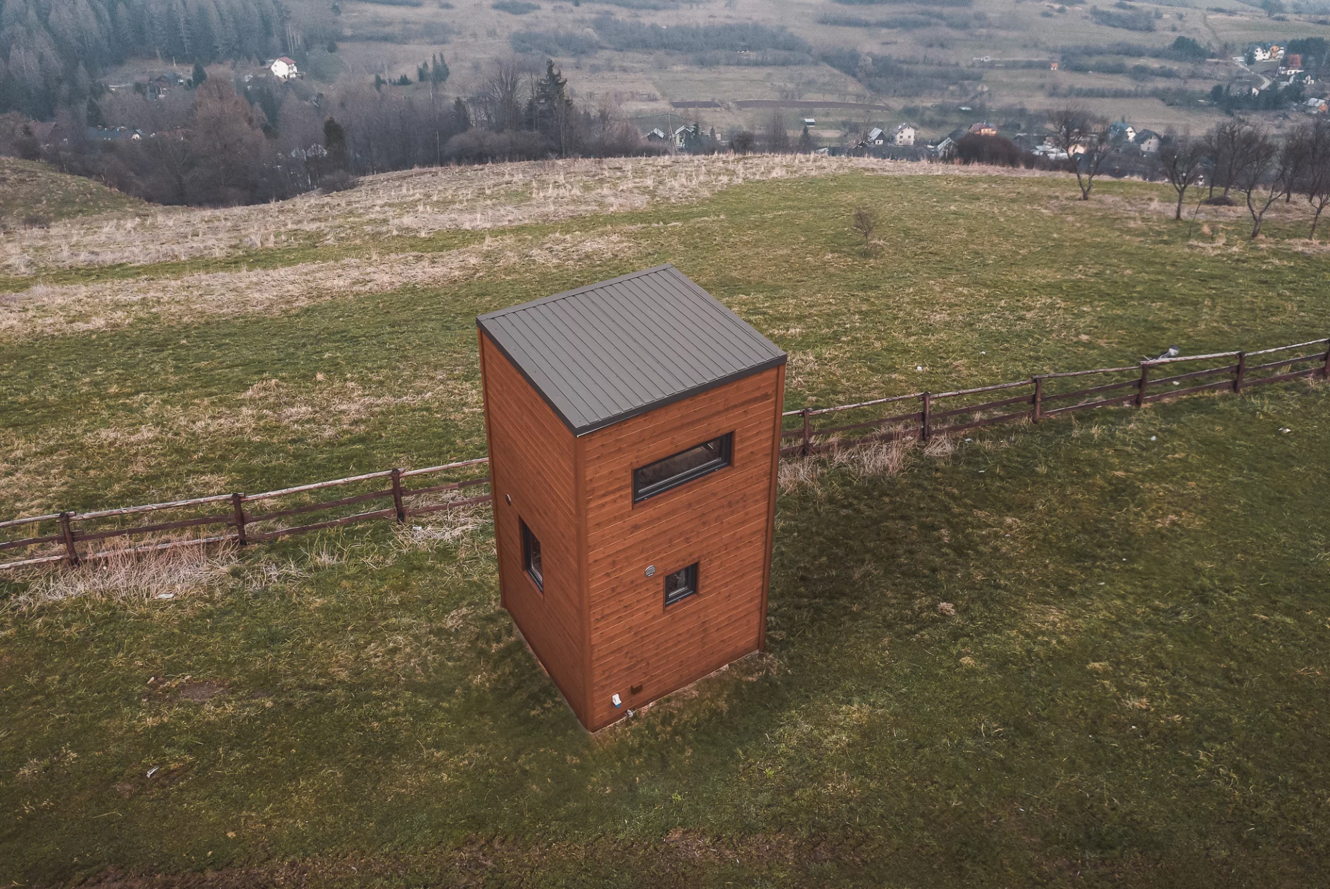 Cât costă casa de doar 10 metri pătraţi cu bucătărie, baie şi dormitor. Are două niveluri și promovează traiul minimalist