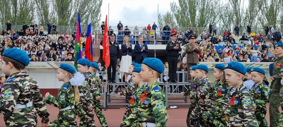 Paradă militară a grădinițelor, pe un stadion dintr-un oraș rusesc din apropierea Ucrainei, pe coasta Mării Azov