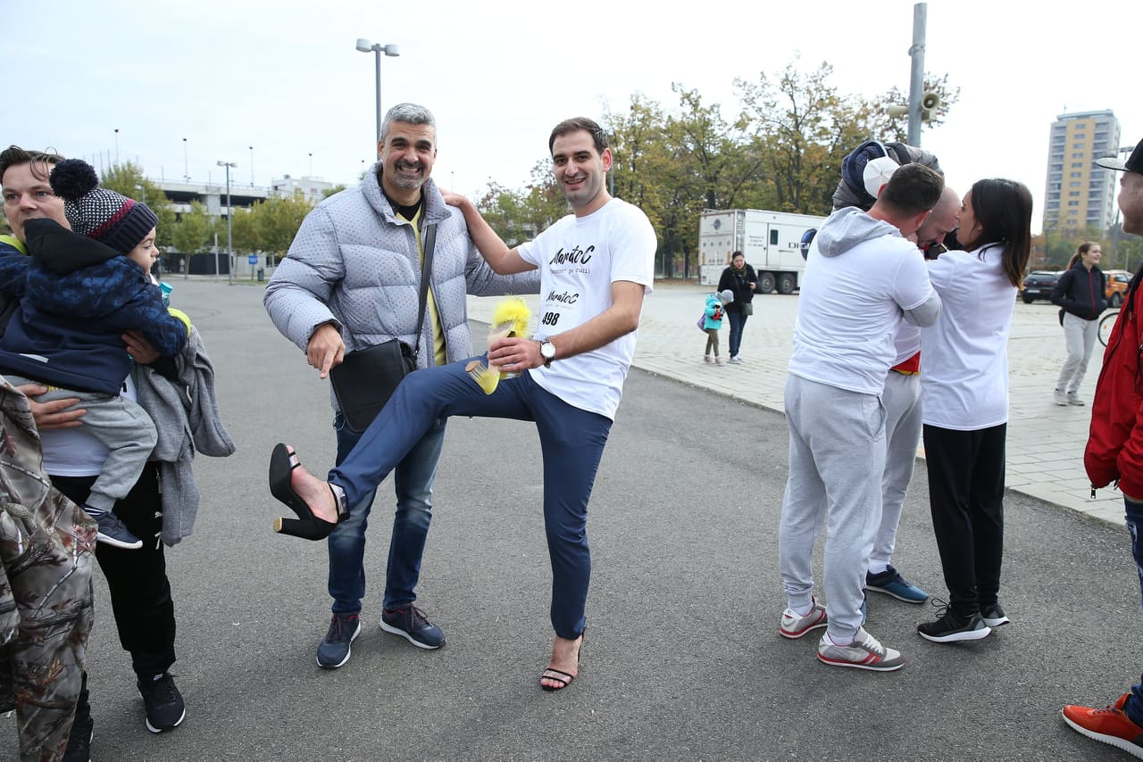 Maraton pe tocuri, în București! La "Maratoc", un eveniment caritabil organizat de actrița Monica Davidescu, au putut participa și bărbați