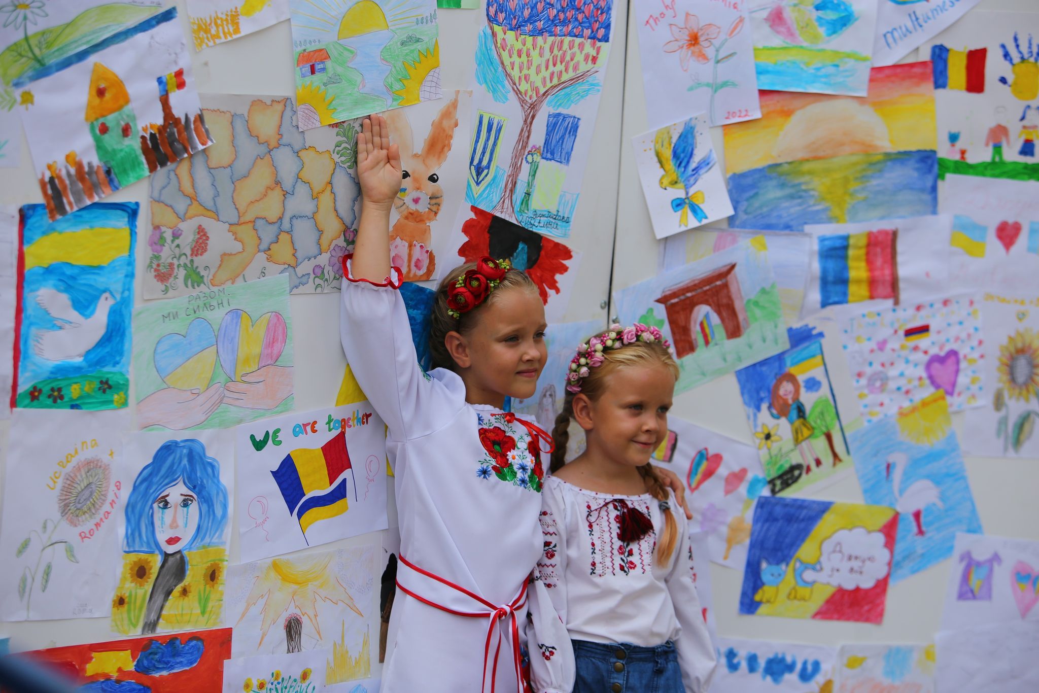 REPORTAJ. 150 de ucraineni au venit în fața ambasadei din București de ziua lor națională. „Vă mulțumim, oameni ai României”
