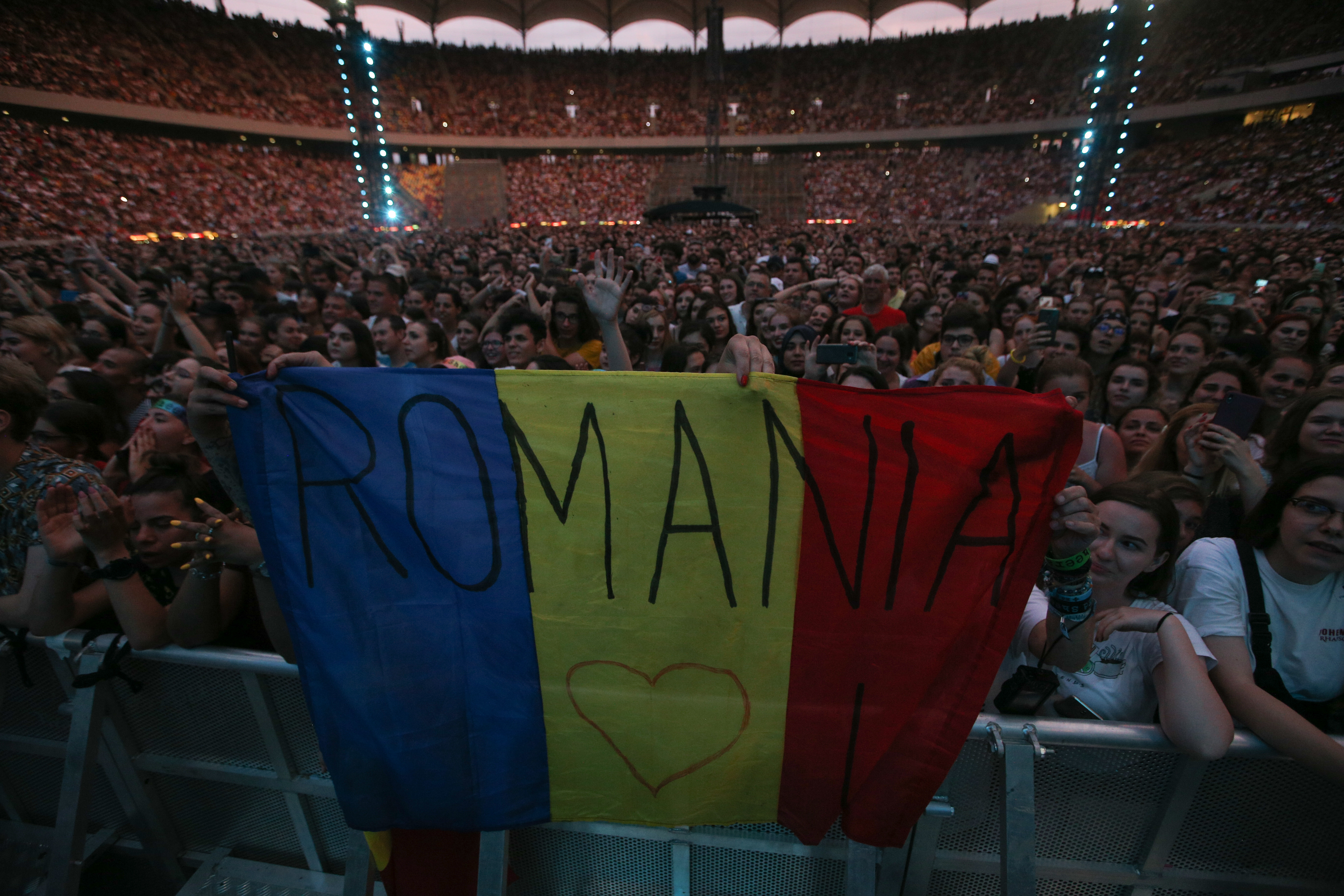 FOTO | La concertul de la Arena Națională, Ed Sheeran a purtat tricoul de 250 de lei al naționalei de fotbal a României