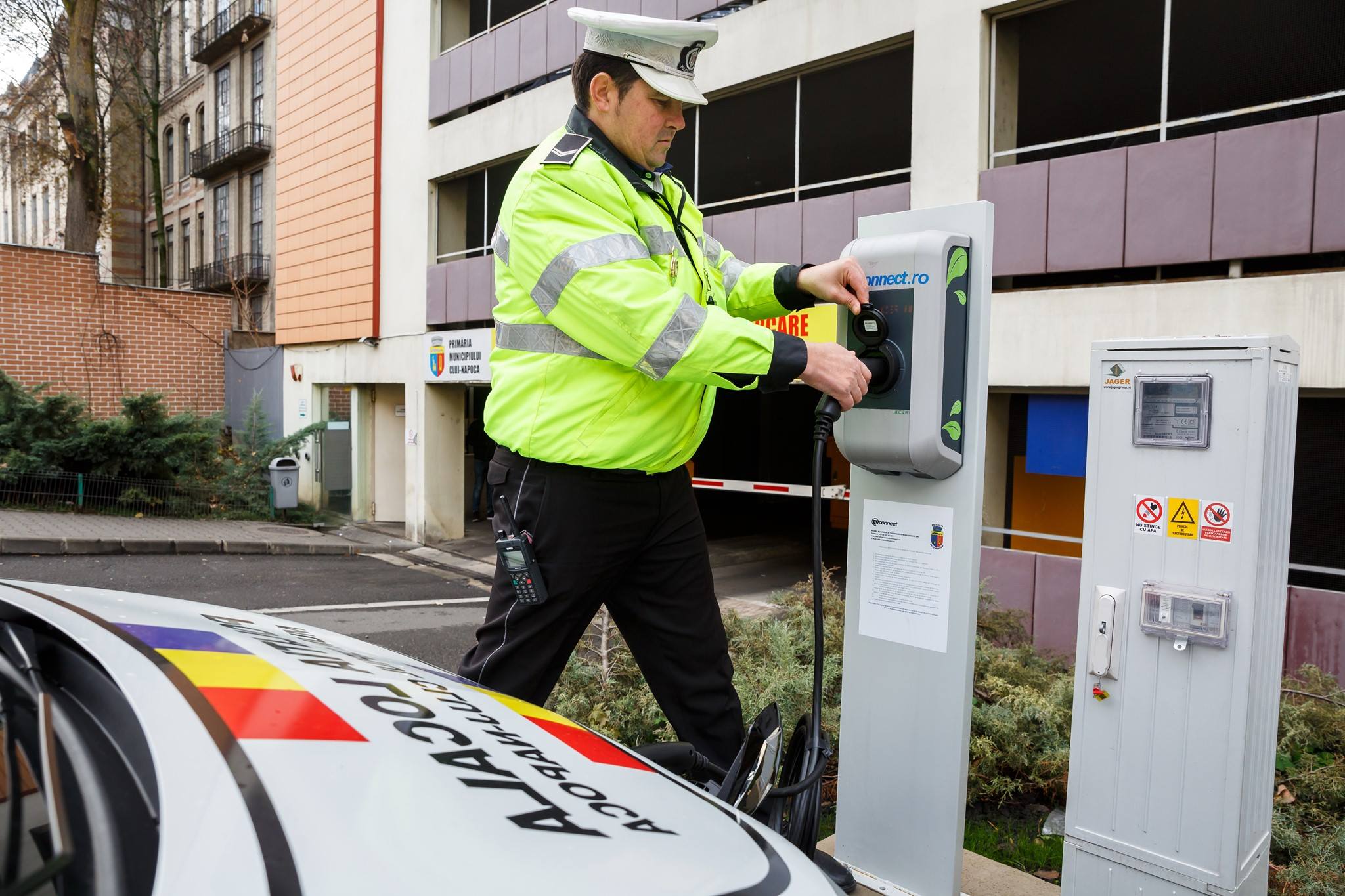 FOTO&VIDEO/ Premieră în România: Orașul în care polițiștii patrulează cu mașini electrice