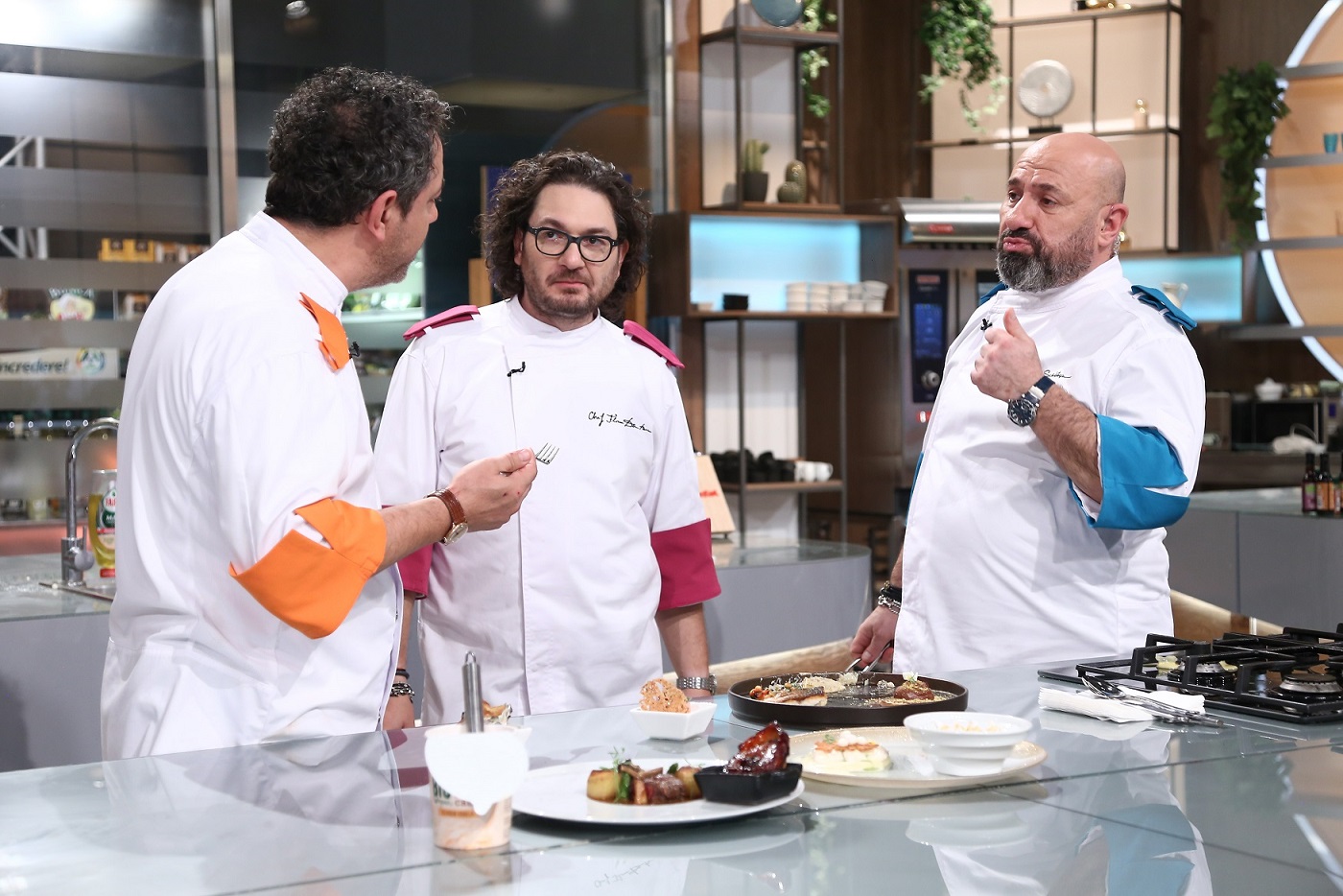E oficial! „Chefi la cuțite” revine la Antena 1. Bontea, Scărlătescu și Dumitrescu au fost înlocuiți cu patru noi jurați