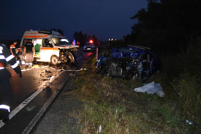 Accident violent cu ambulanța în apropiere de Caransebeș. Ambii șoferi au murit