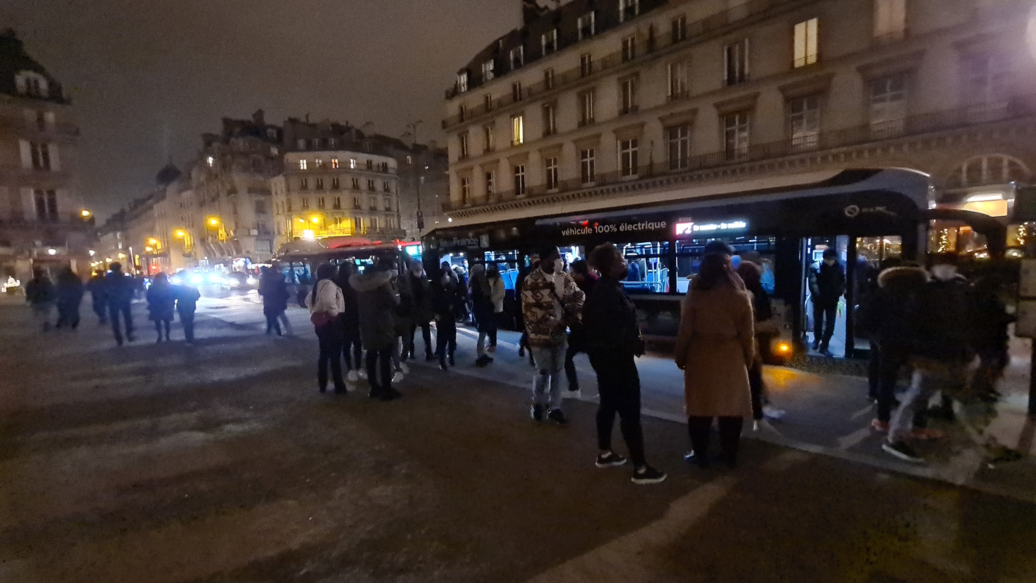 REPORTAJ | Cum am trăit Revelionul la Paris, capitala europeană cea mai lovită de noul val COVID