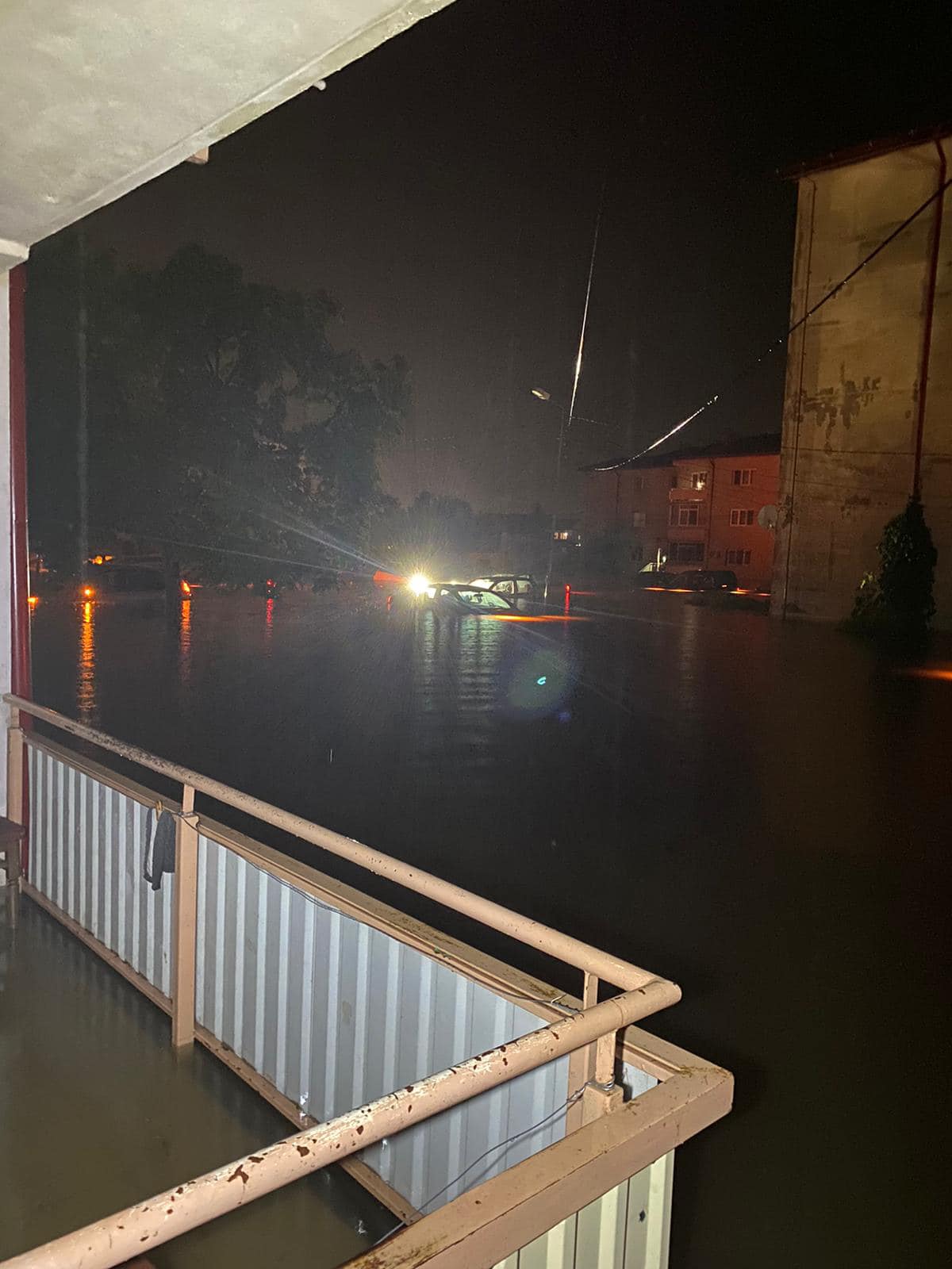 Urmările ploilor puternice de pe litoral. La Mangalia au căzut 200 l/mp. Maşini luate de apă, inundaţii în mai multe staţiuni: dezastru la Venus şi Vama Veche | FOTO