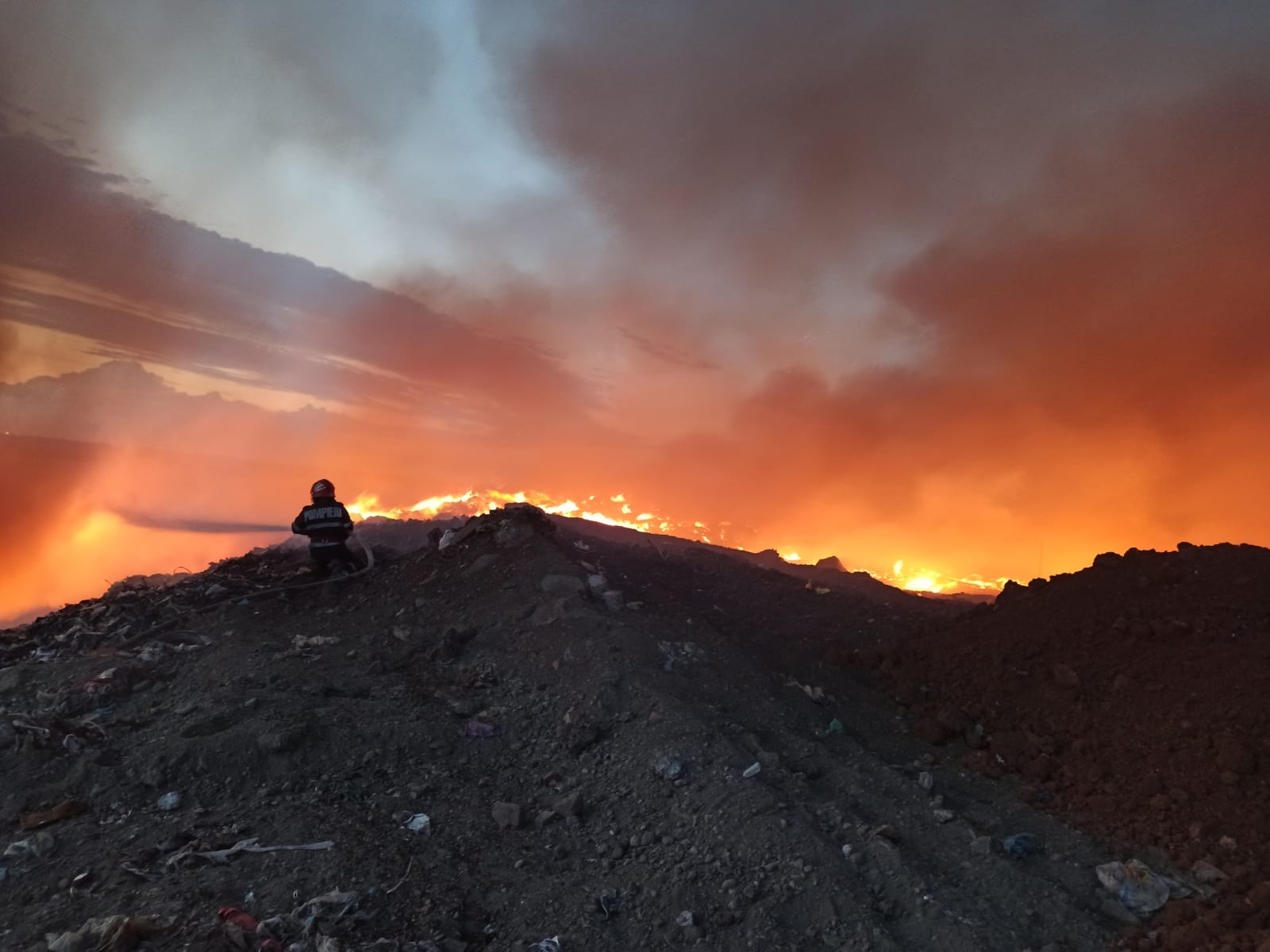 Incendiu la groapa de gunoi din Arad. Mesaj Ro-Alert emis de ISU
