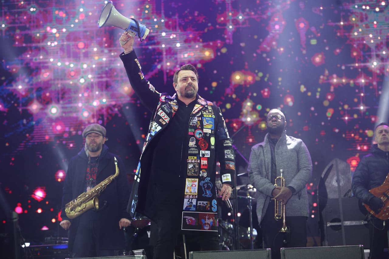 Revelion 2020 pe ritm de disco, în Piața Constituției din București. Cum s-au distrat bucureștenii la cumpăna dintre ani