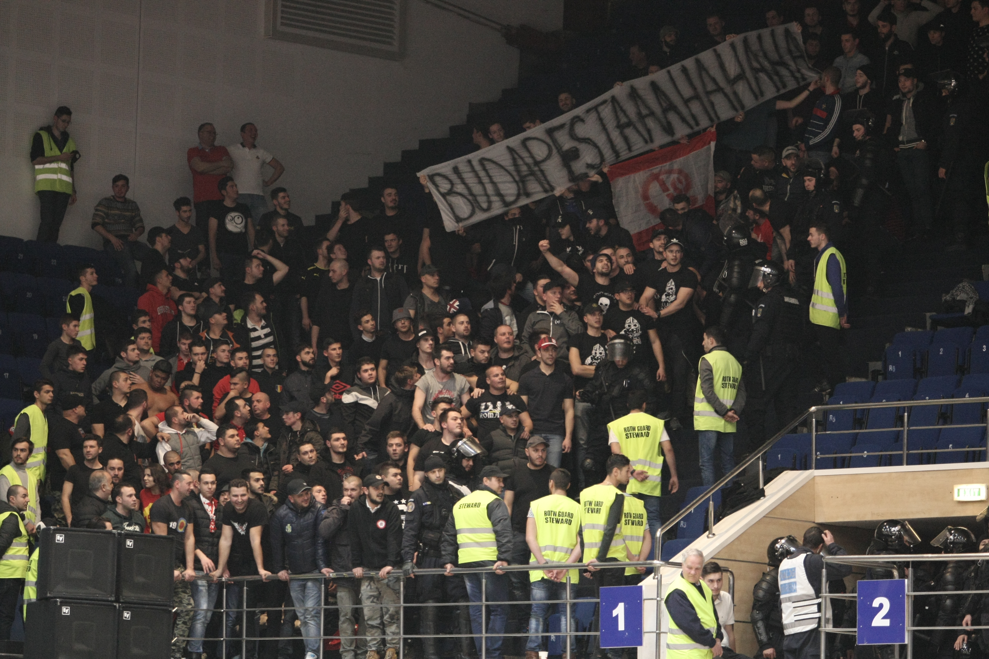 Steaua a învins la limită în eternul derby cu Dinamo. Roș-albii, 15 aruncări de 3 puncte degeaba! O fetiță a cântat imnul național / GALERIE FOTO