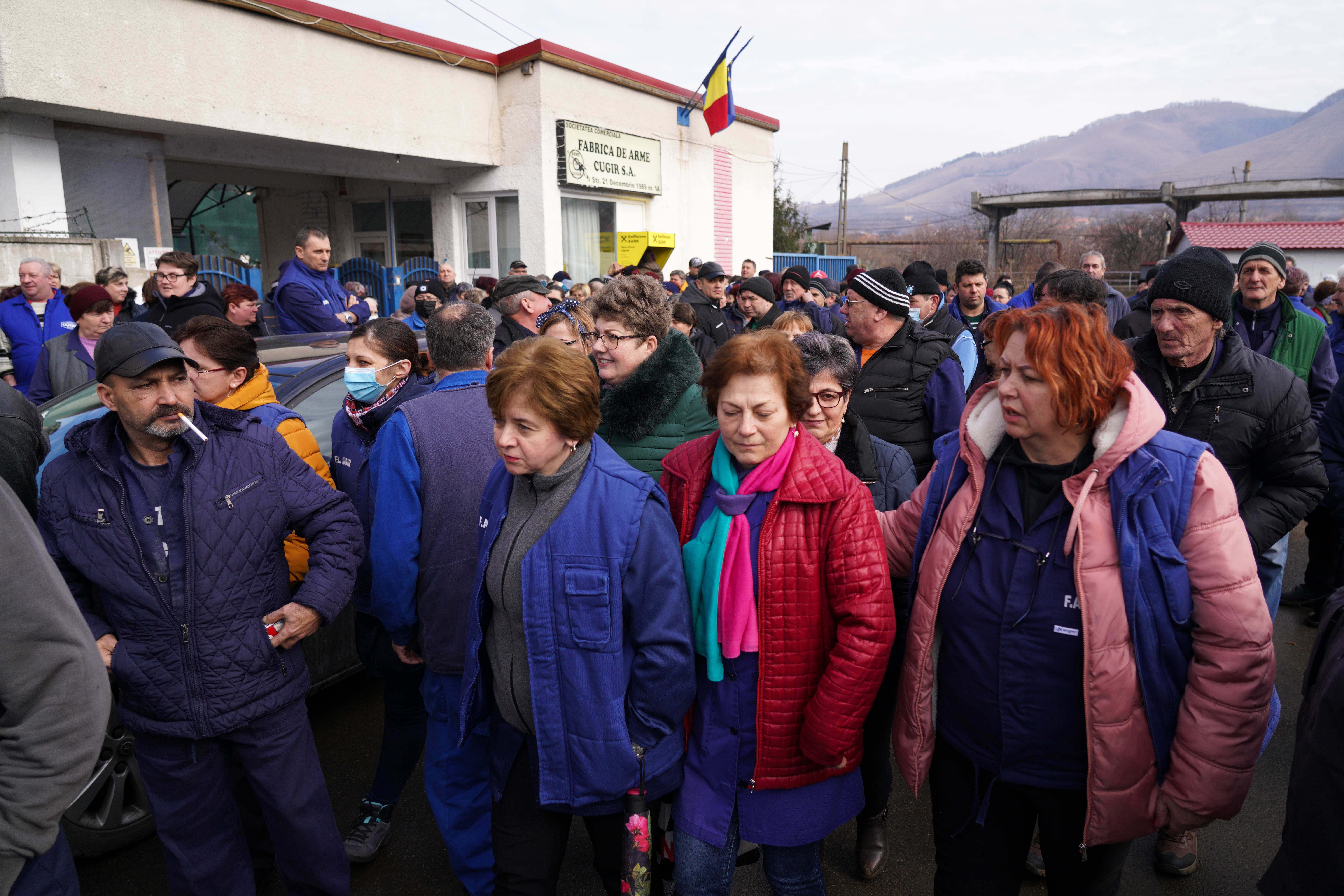 REPORTAJ | Disperarea muncitorilor din Cugir care fac muniție pentru NATO. „După 40 de ani câștig 1.800 de lei. Ce ne mai rămâne după factura la gaz?”
