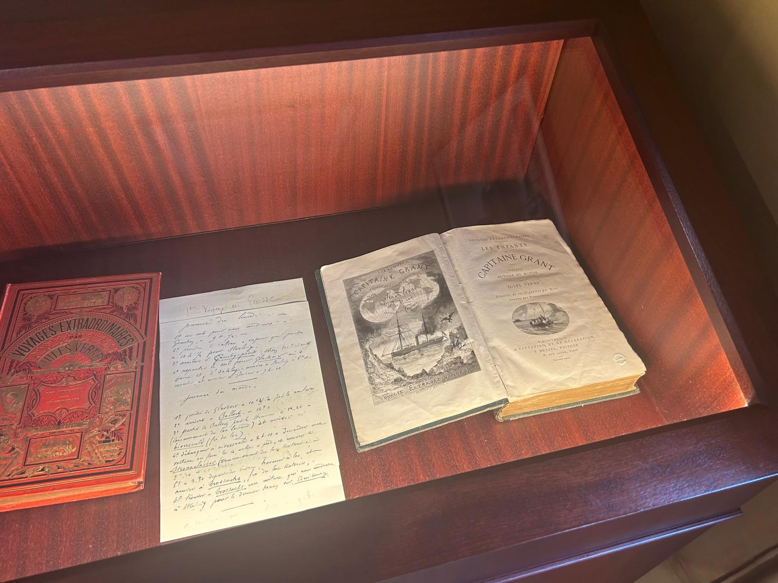Legătura dintre casa lui Jules Verne din Amiens și București. „Ocolul Pământului” prin orașul unde autobuzele au pe ele poza scriitorului despre care se spune că s-a iubit cu o româncă