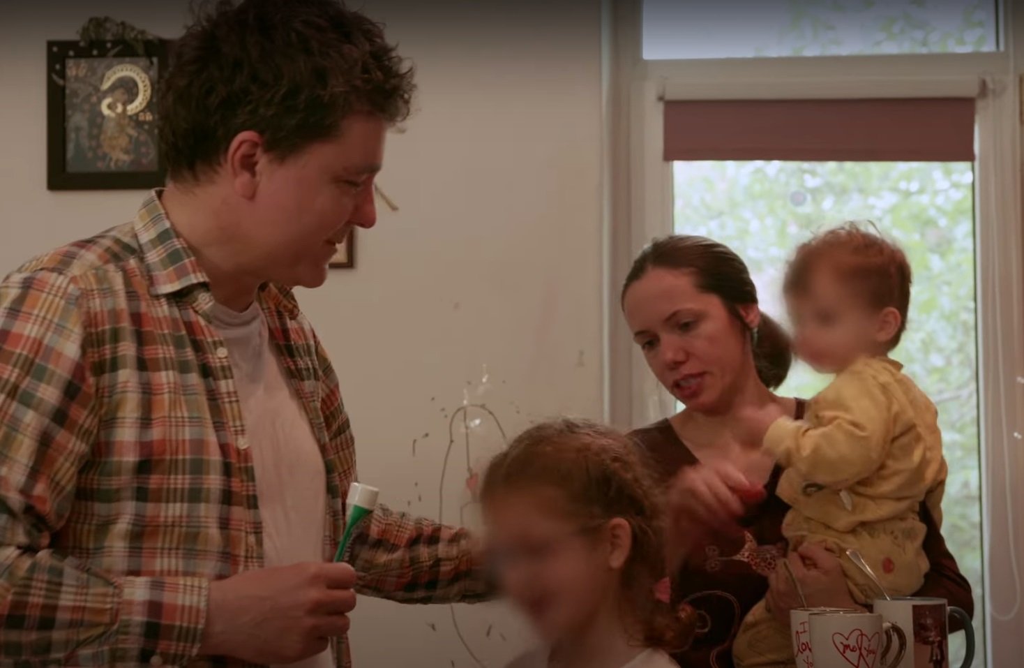 Cine are grijă de copiii lui Nicușor Dan și ai Mirabelei Grădinaru când ei nu sunt acasă. Aheea și Antim nu au bonă și nici bunicii aproape