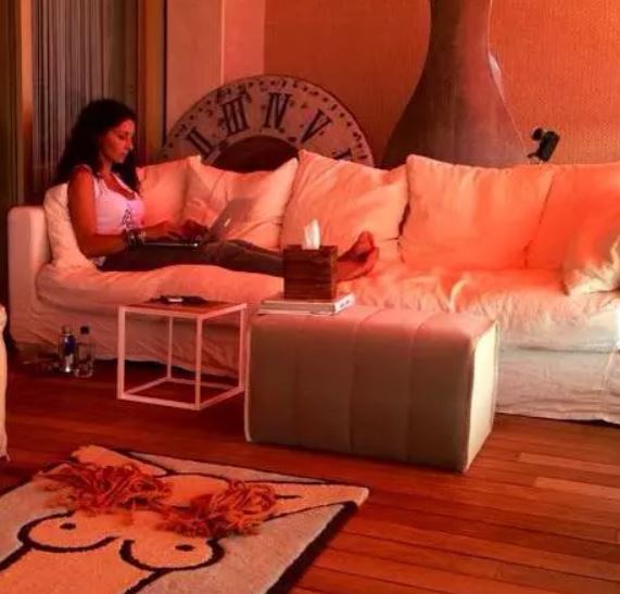 Imagini din casa în care Mihaela Rădulescu locuiește în Monaco. Are rochii în loc de perdele și multe statui cu femei goale