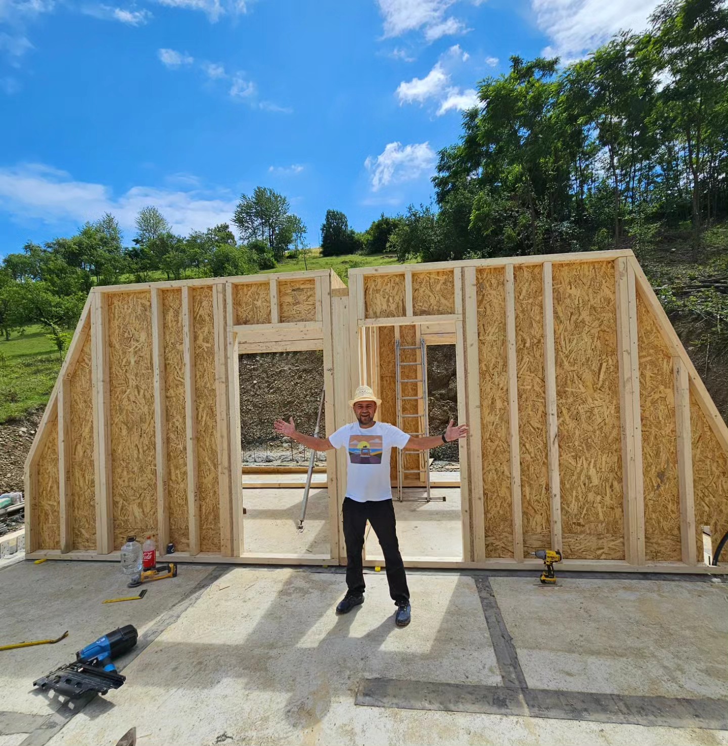 Cum arată casa lui Cosmin Seleși din Maramureș. Anul trecut a început construcția, iar acum a finalizat-o