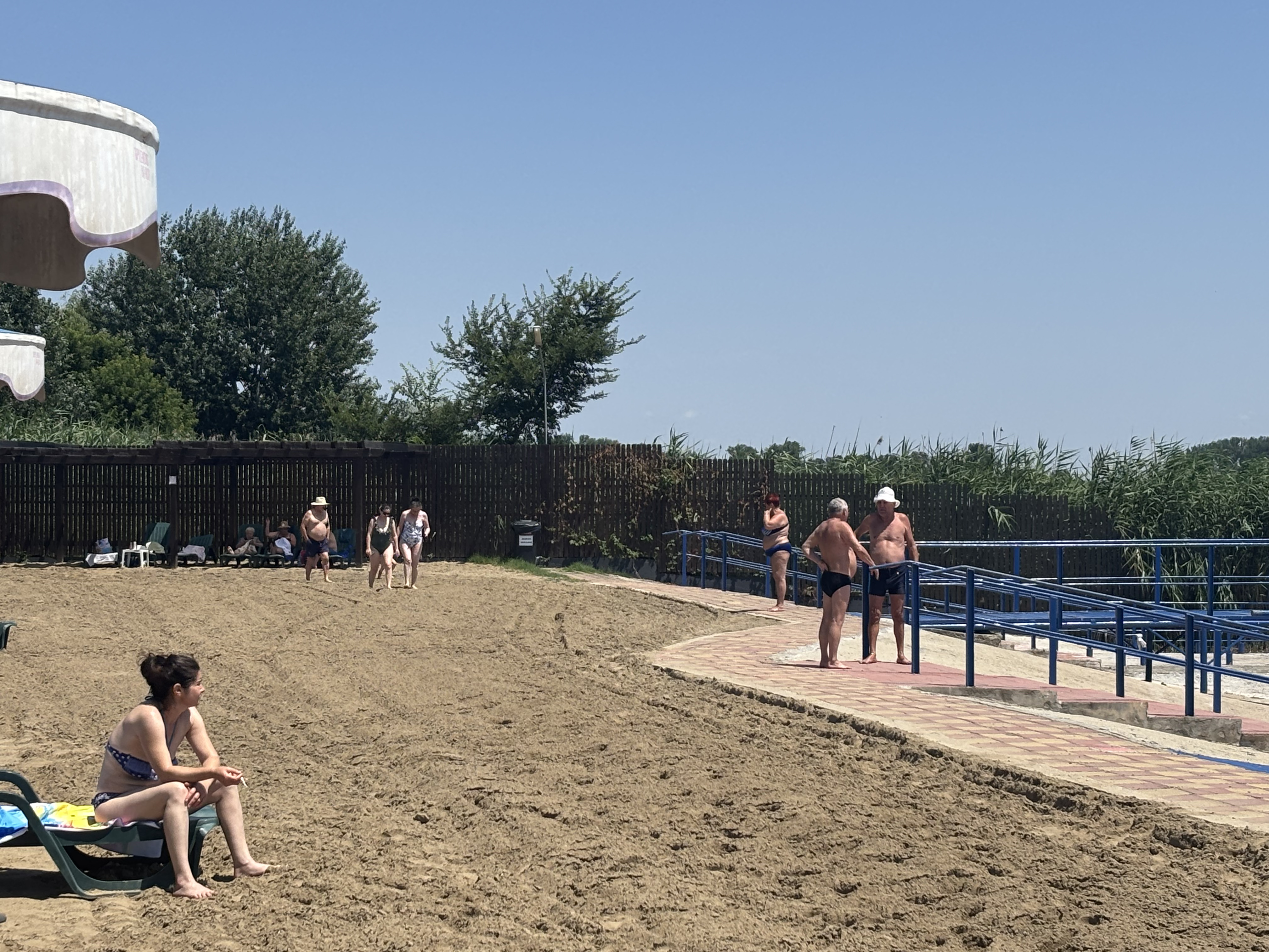 A venit vara/ Am bilete la Amara! Plutire ca la Marea Moartă, nămol ca la Techirghiol, ungere ca în Egipt, istoric ca la muzeu, ospătar ca la Hambar