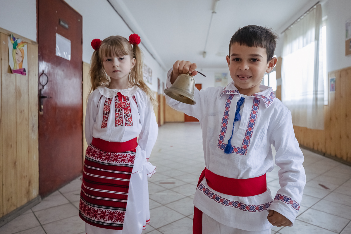 SPERANȚĂ. Într-o școală din Olt, o profesoară îi învață pe copiii cu părinți în străinătate să creadă că tinerii pot reuși și în țară: „Se pot realiza oriunde, numai să găsească oamenii potriviți”