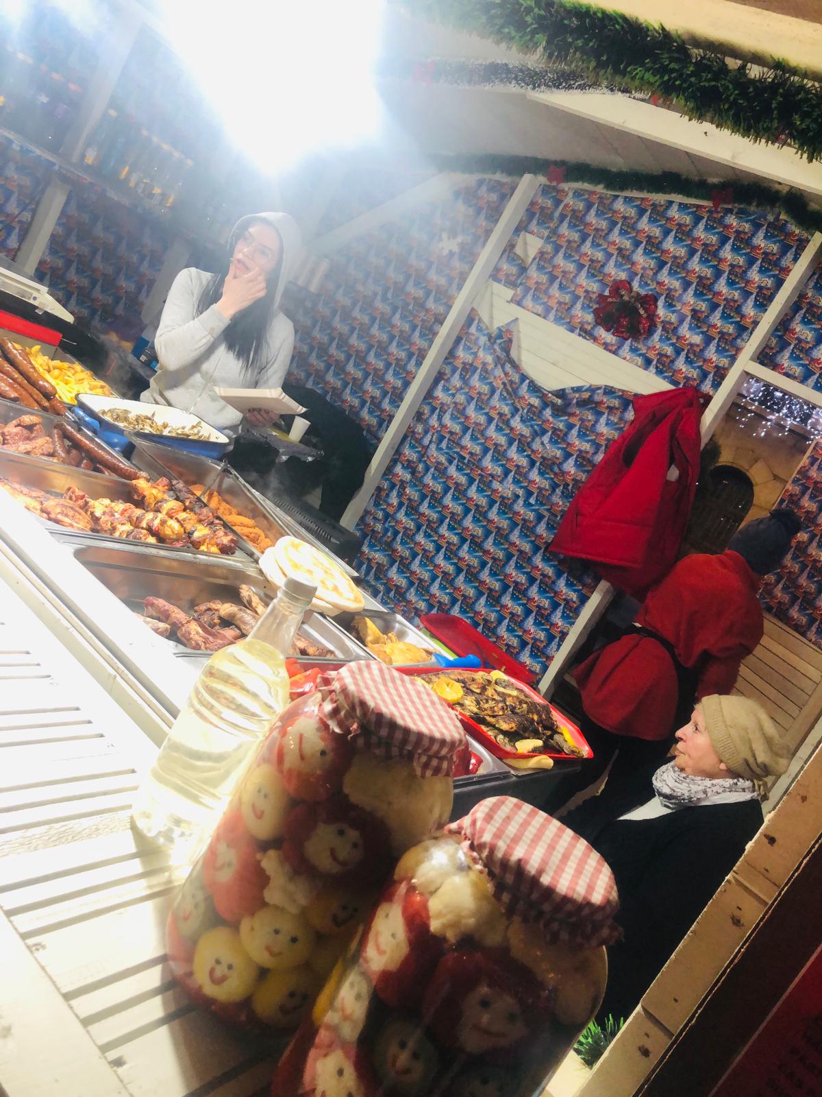 REPORTAJ. Craiova rivalizează cu Viena și cu Budapesta la Târgul de Crăciun: vin fiert mai ieftin, porții-gigant, la preț de Occident