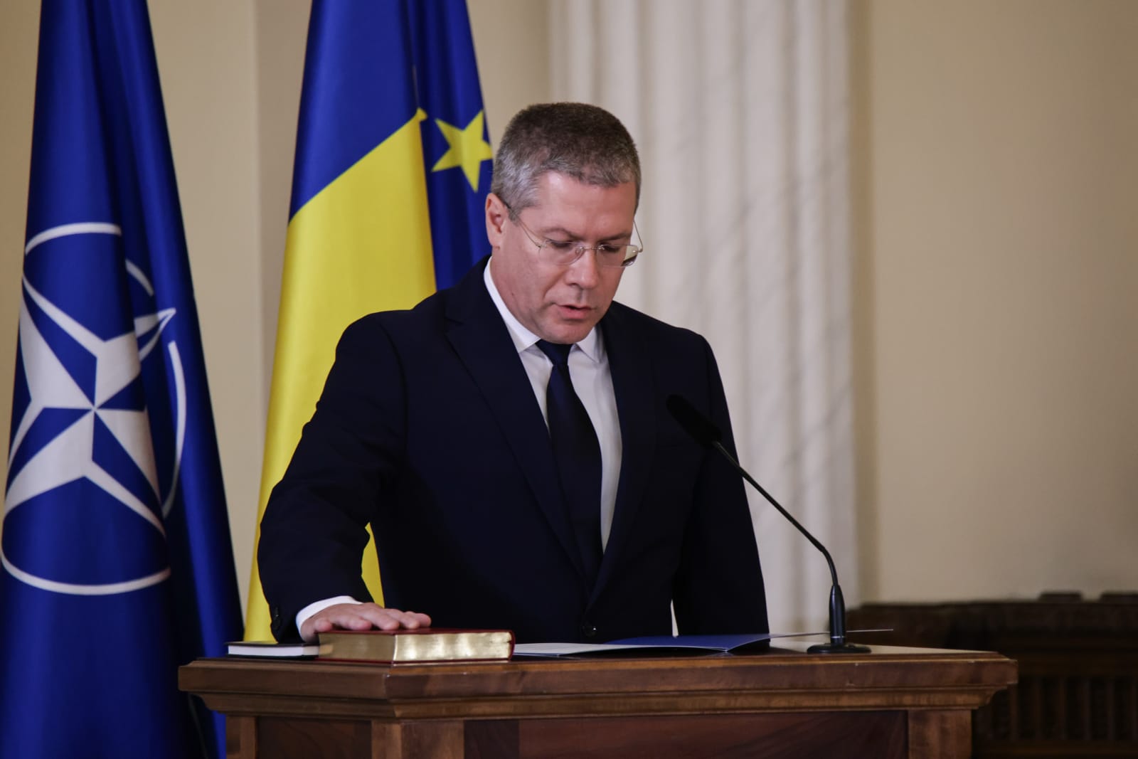 Trei noi judecători la CCR. Dacian Dragoş, Csaba Asztalos şi Mihai Busuioc au depus jurământul la Cotroceni. Cine sunt cei 9 judecători ai Curții
