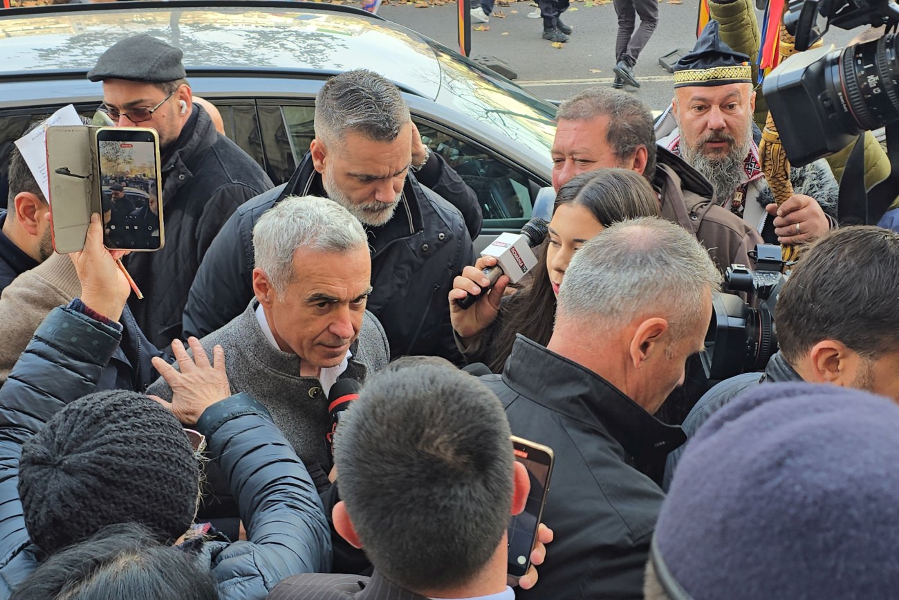 Adrian Băzăvan a fost amendat pentru proiectarea mesajului „Marș la Moscova” în timpul protestului AUR față de legea Vexler