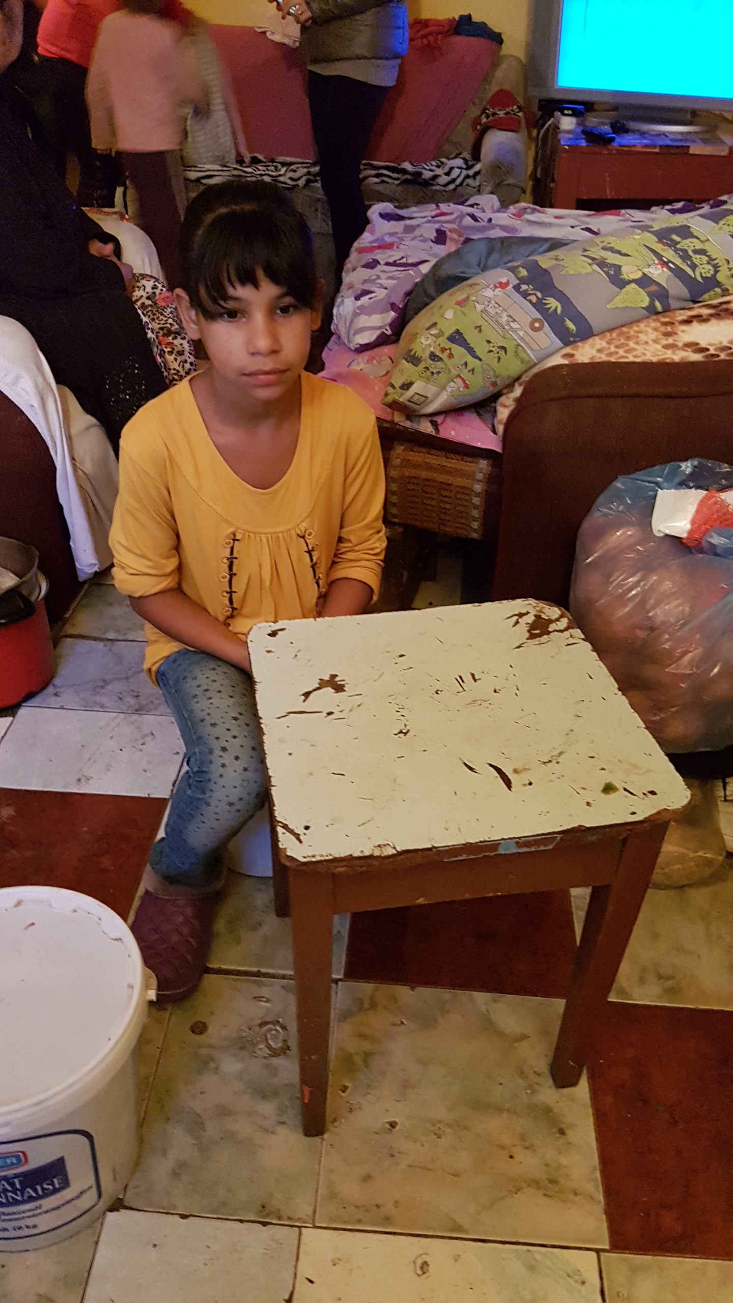 Părăsiți de mamă, cei patru copii trăiesc din pensia bunicii și își fac temele pe un scaun, stând pe două găleți GALERIE FOTO