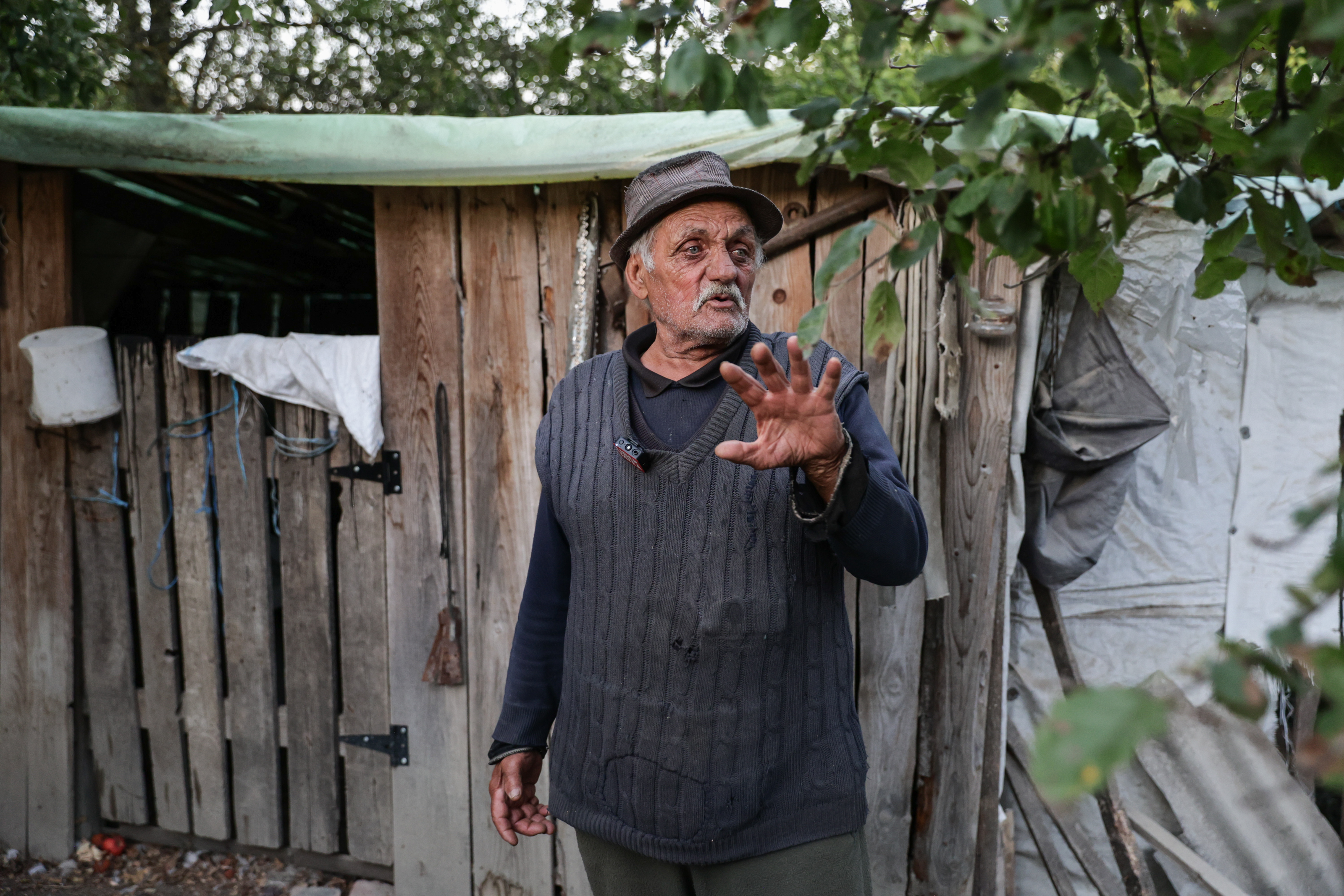 Bătrânul de la marginea lumii. Mesaj pentru politicieni: „Ce mănânci tu, aşa şi ceilalţi. Noi am fost 14 copii, ce-o mâncat tata, ne-o dat şi nouă, nu că el a mâncat carnea, şi noi borşul”