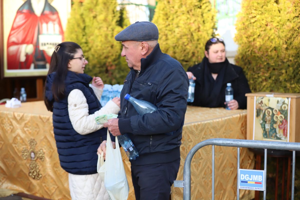 Gigi Becali, în genunchi, în pantaloni de piele și bocanci, la slujba de Bobotează