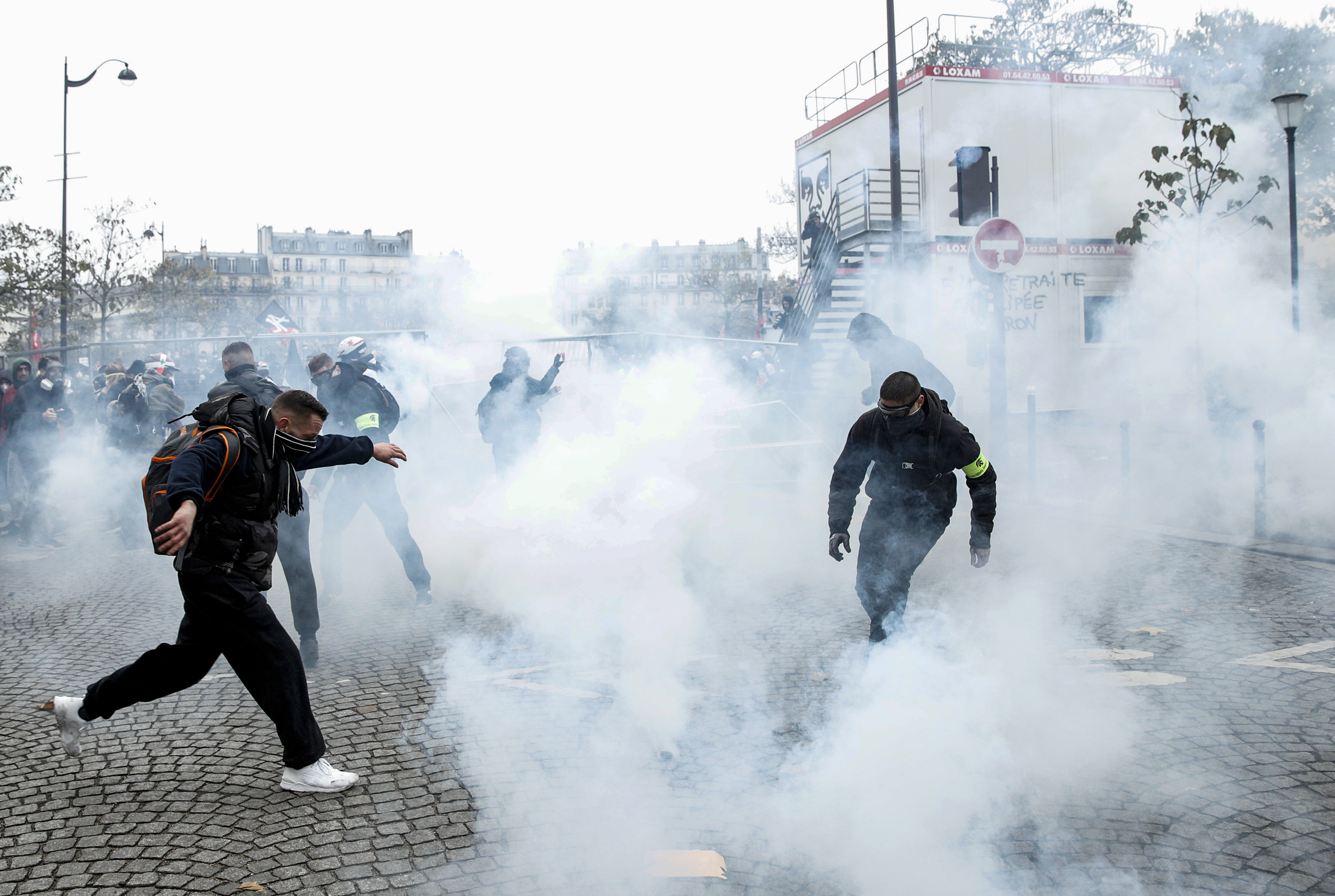 UPDATE | Noi violențe la Paris, la aniversarea unui an de la protestele „Vestelor Galbene”. Polițiștii au folosit gaze lacrimogene și au reținut peste 100 de persoane