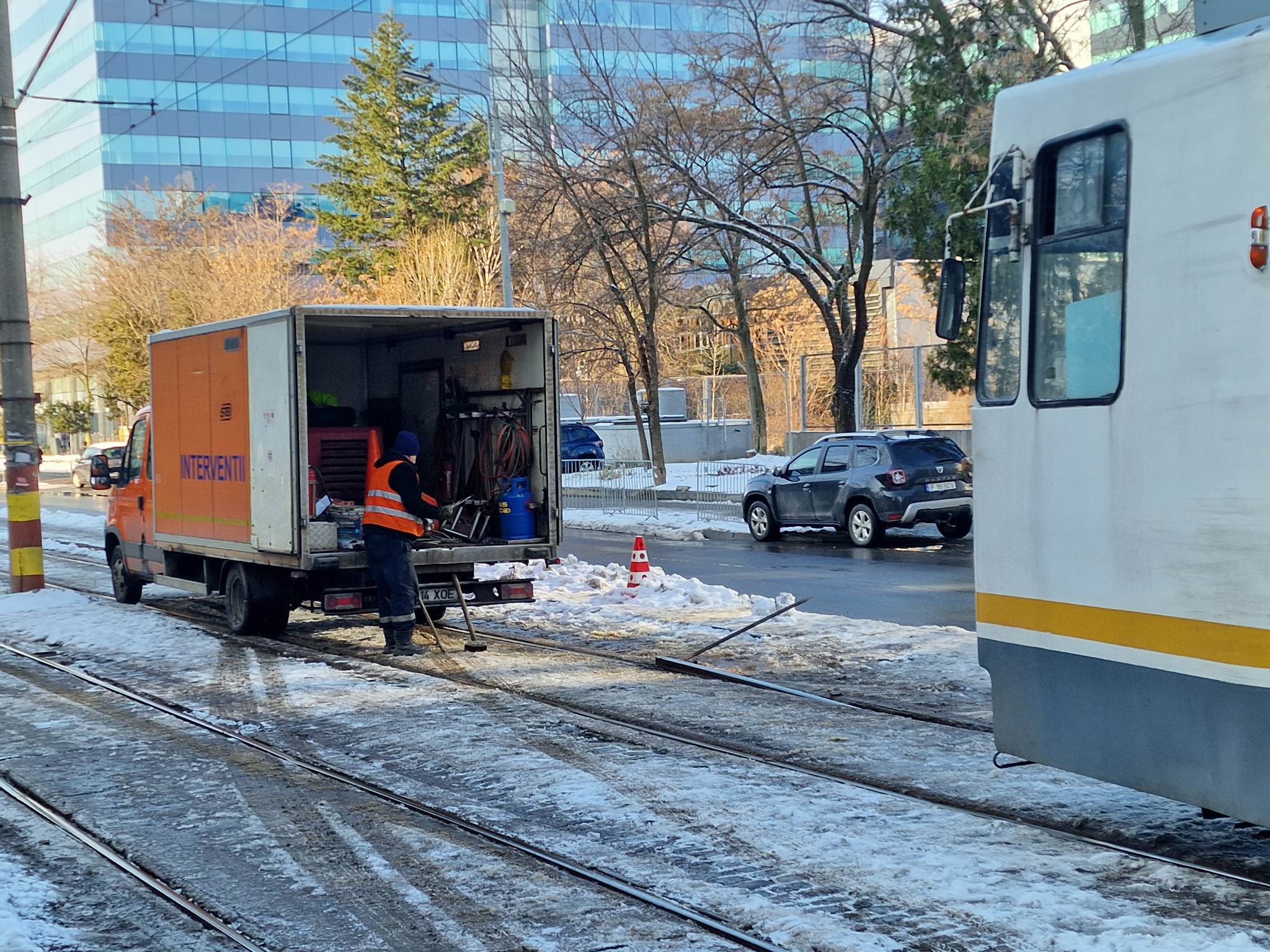 Circulația tramvaielor, blocată timp de 35 de minute în Pipera, după ce a sărit o șină pe bulevardul Dimitrie Pompeiu