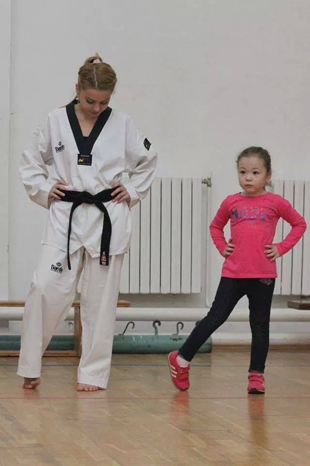 E blondă, frumoasă, licențiată în economie și scoate campioni pe bandă rulantă la Taekwondo GALERIE FOTO